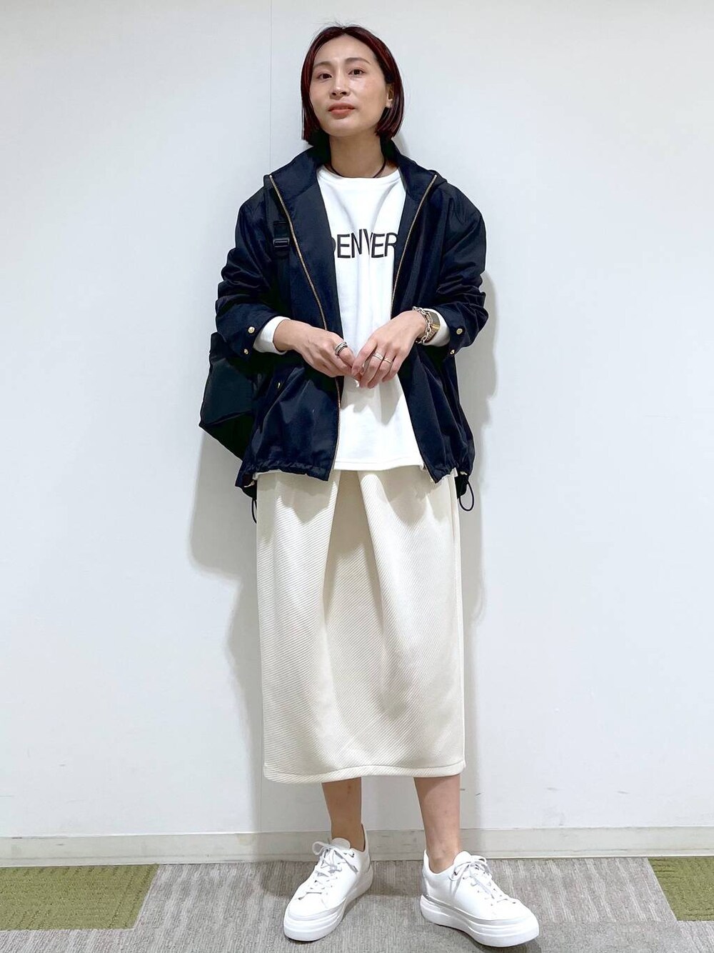 「高身長、リラックス、ベーシック/シンプル、ワンマイル、ママコーデ、楽ちんコーデ、高見え、カジュアル、Elura、着痩せ・細見え、マウンテンパーカー、スウェット、ロングスカート、スニーカー、リュック・バッグ」｜「Eluraのライト裏毛ロゴスウェット／108558（Tシャツ/カットソー、ホワイト系）」を使った、eriさん（レディース・167cm）の春コーディネートの1枚目の写真