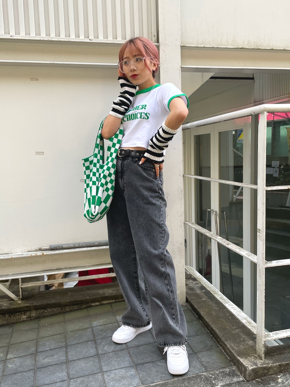「春コーデ、カラーコーデ、デニム、今日のコーデ、ラフ、デニムパンツ、韓国ファッション、アームウォーマー、y2k、ピチT、トレンド、韓国コーデ、グリーン、ピンクヘアー」｜「WEGOのWEGO/ウエストフィットワイドストレートパンツ（デニムパンツ、ブラック系）」を使った、りさこ Lv.26さん（レディース・154cm）の春コーディネートの1枚目の写真