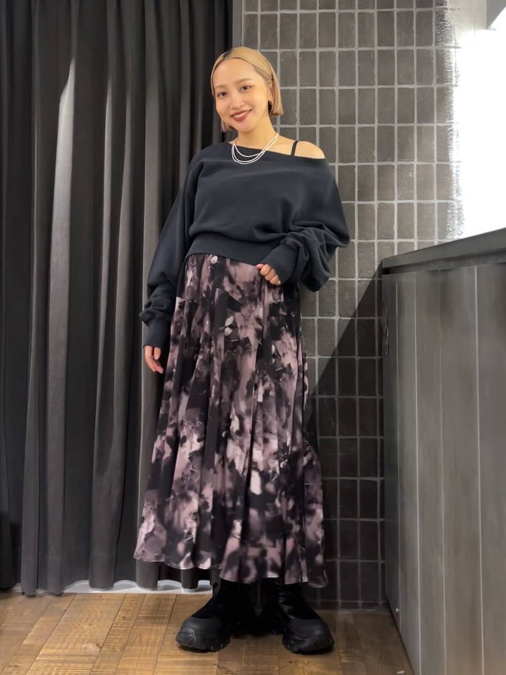「低身長、着痩せ・細見え、体型カバー、デート/ロマンティック、ママコーデ、楽ちんコーデ、骨格ストレート、女子ウケ、差し色コーデ、モード、カジュアル、JEANASIS、スウェット、きれいめ、スニーカー」｜「JEANASISのストレッチクリアスニーカーブーツ/573251（ブーツ、ブラック系）」を使った、kakoさん（レディース・154cm）の夏コーディネートの1枚目の写真
