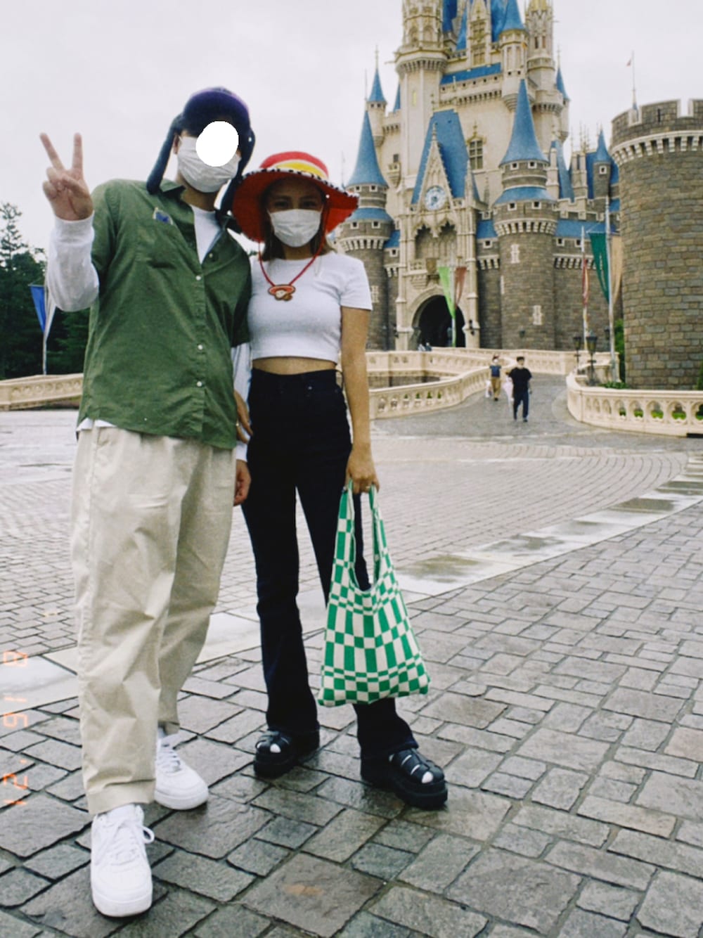 「フレアパンツ、ディズニー、ディズニーコーデ、カラーパンツ、ショート丈トップス、デニムコーデ、ZARA、JEANASiS、JEANASISコーデ、フレアデニム」｜「JEANASISのチェッカーフラッグニットバッグ/959180（トートバッグ、グリーン系）」を使った、kakoさん（レディース・154cm）の夏コーディネートの1枚目の写真