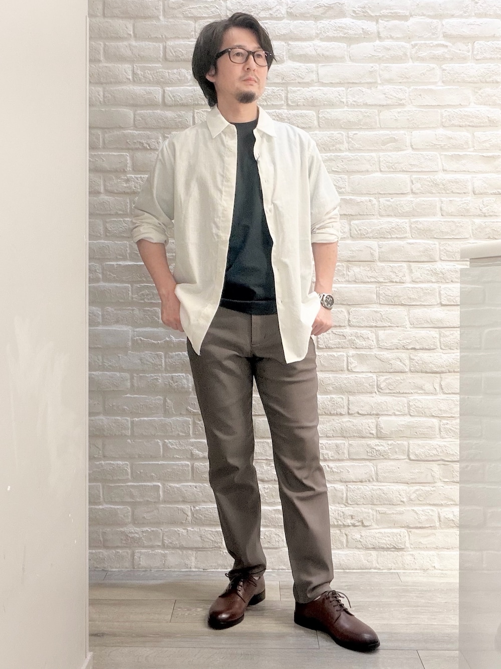 グリーン系のTシャツ/カットソー、ブラウン系のドレスシューズ、ホワイト系のシャツ/ブラウスを着用したメンズの夏コーディネートの1枚目の写真