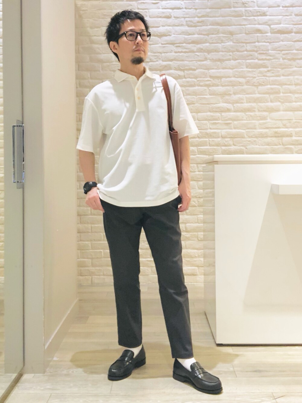 スラックスを使った「白ポロシャツ」の人気ファッションコーディネート