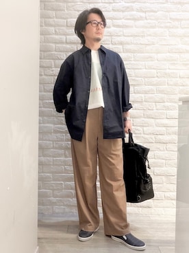 「ABAHOUSE（アバハウス）の【JAMES FABRIC】サイドガゼット レギュラーカラーシャツ / オーバーサイズ（シャツ/ブラウス、ブルー系）」を使った、片山さん（メンズ・165cm）の夏コーディネート