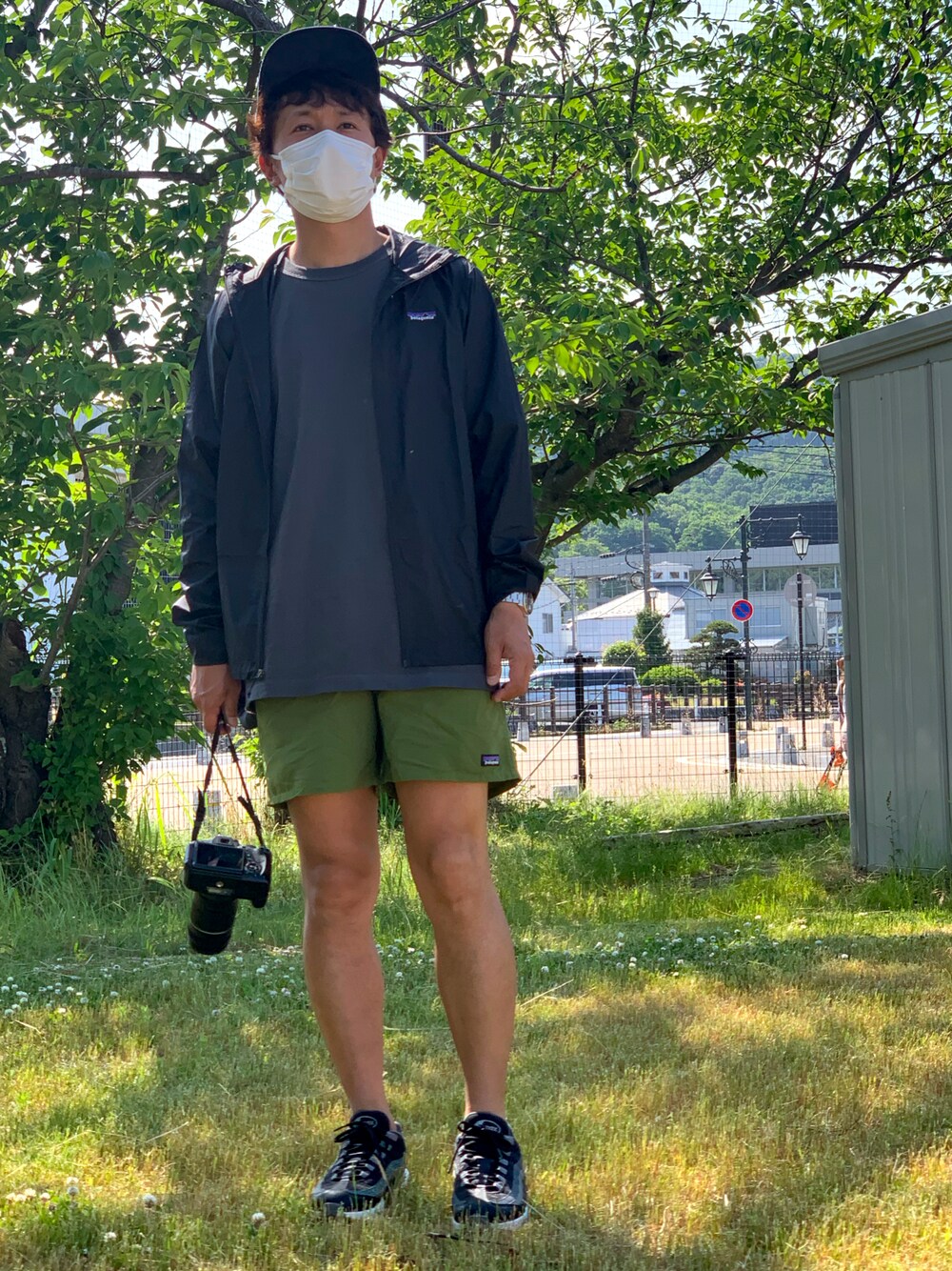 「春夏コーデ、Tシャツ、グリーン、ハーフパンツ、スニーカー、patagonia、休日スタイル、ショーツ、エアマックス95、オトナカジュアル」｜「Canonのアイテム（カメラ/カメラグッズ、ブラック系）」を使った、yosukeさん（メンズ・171cm）の春コーディネートの1枚目の写真