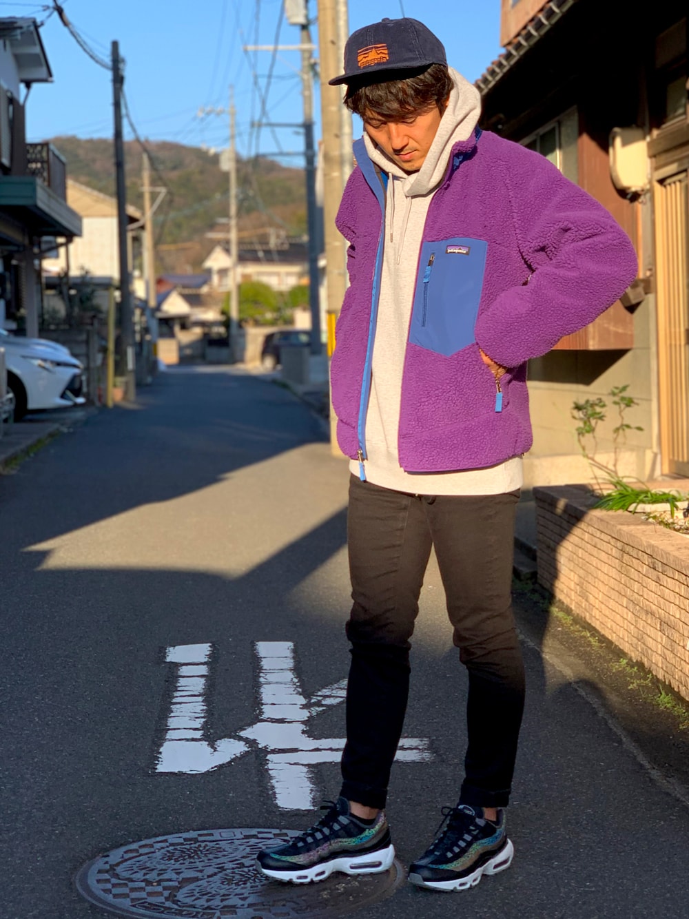 「今日のコーデ、冬アウター、秋冬コーデ、スニーカー、キャップ、Patagoniaレトロx、エアマックス95、紫、パープル、patagonia」｜「UNIQLOのアイテム（デニムパンツ、ブルー系）」を使った、yosukeさん（メンズ・171cm）の冬コーディネートの1枚目の写真