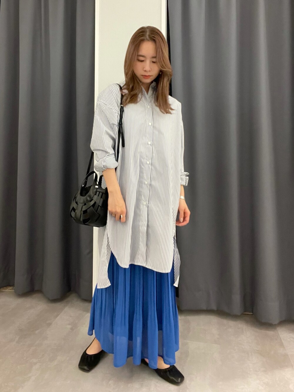「はじめましてコーデ、はるコーデ、大人カジュアル、きれいめカジュアル、ワントーンコーデ、春色、オトナ女子、カラーコーデ、スカート、ブルーコーデ」｜「YECCA VECCAの・イージーケアロングシャツ（シャツ/ブラウス、その他）」を使った、miku.さん（レディース・156cm）の春コーディネートの1枚目の写真