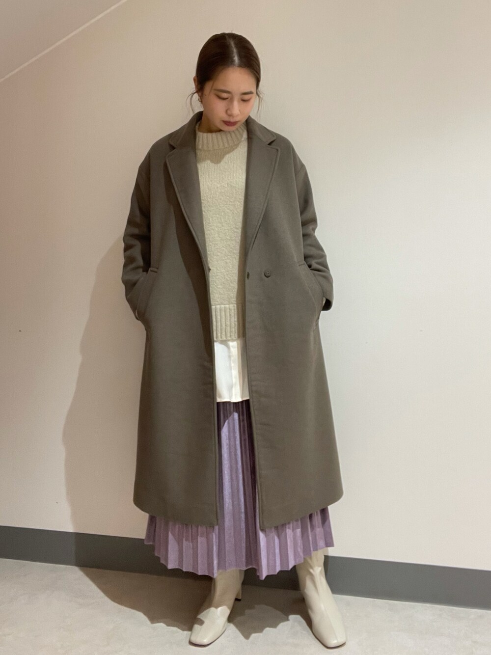 「クリスマスに着たい服、お出かけコーデ、大人カジュアル、ニット/セーター、冬アウター、ロングスカート、ベロア、ブーツ」｜「YECCA VECCAの・シャツレイヤードロングニット＊（ニット/セーター、ベージュ系）」を使った、miku.さん（レディース・156cm）の冬コーディネートの1枚目の写真