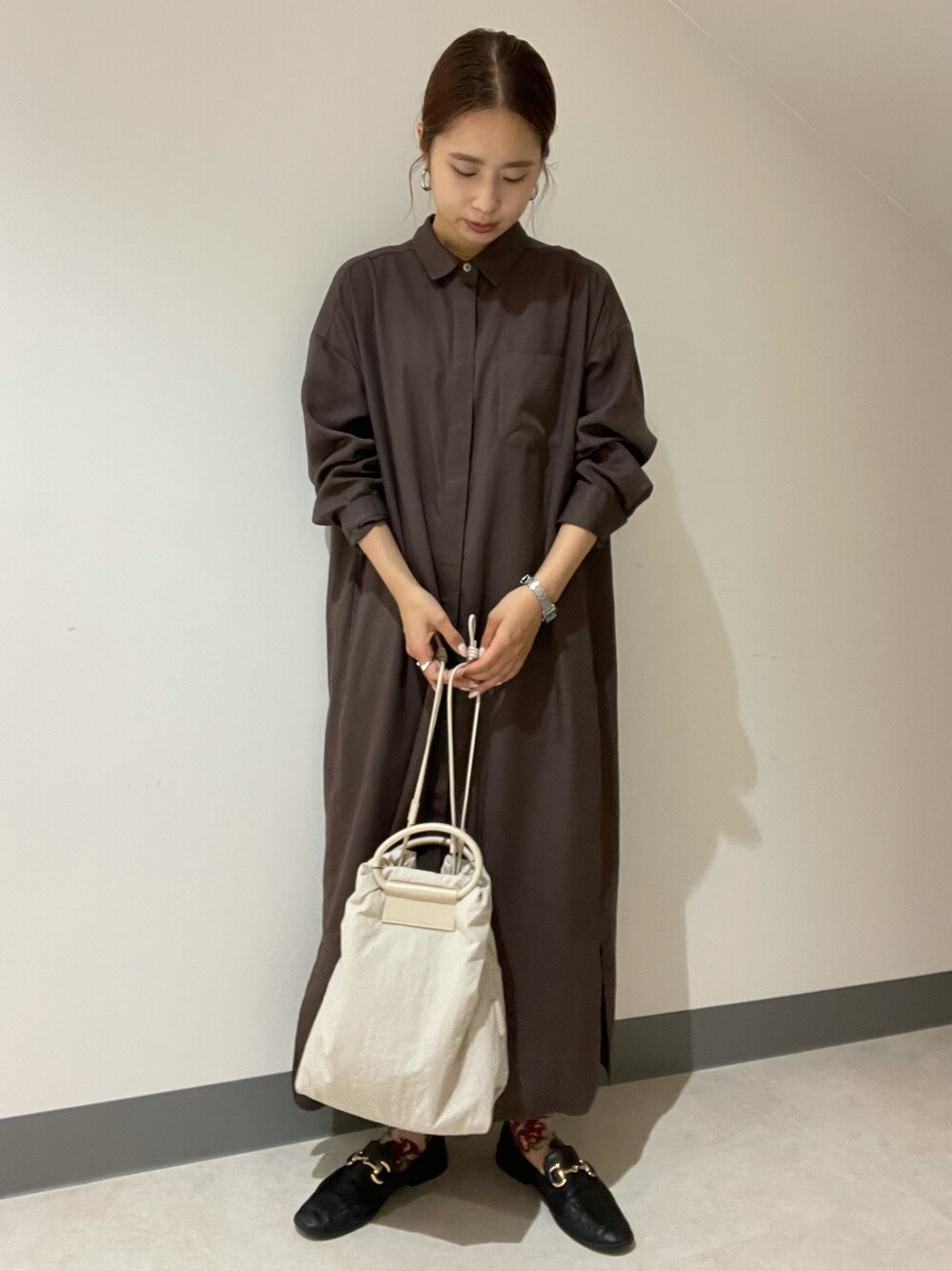 「大人カジュアル、大人かわいい、楽チンコーデ、休日コーデ、ootd、秋カラー、シンプル、きれいめカジュアル、着回しコーデ、秋のコーデ、秋トレンド2021、ワンピース、ブラウンコーデ、yecca vecca」｜「YECCA VECCAのスリットデザインシャツワンピース　＊（ワンピース、ブラウン系）」を使った、miku.さん（レディース・156cm）の夏コーディネートの1枚目の写真
