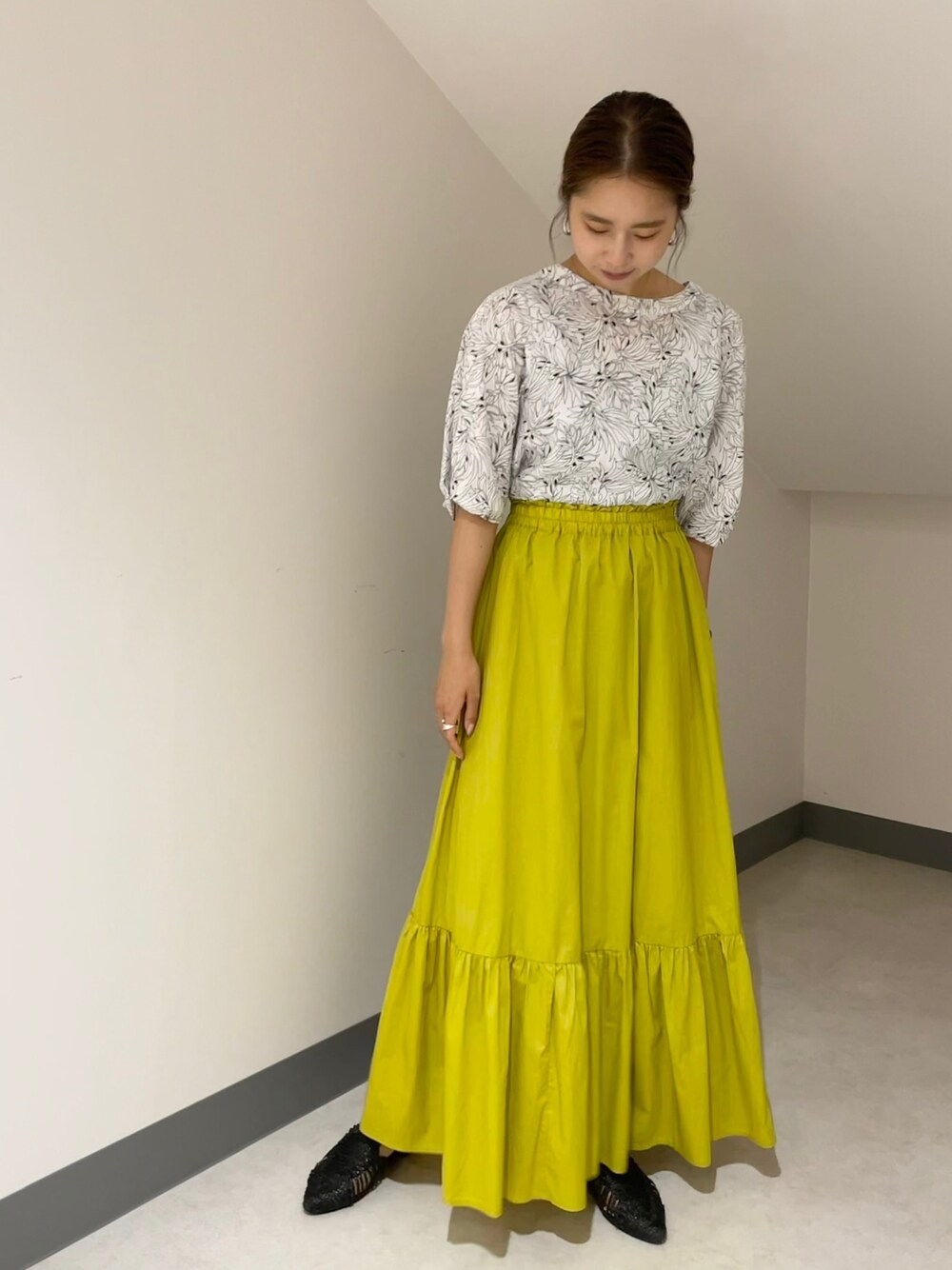 「夏コーデ、きれいめカジュアル、オトナ女子、シンプルコーデ、ロングスカート、大人カジュアル、yecca vecca、プチプラ、夏、イエロー、差し色」｜「YECCA VECCAの・ペーパータッチティアードスカート＊（スカート、イエロー系）」を使った、miku.さん（レディース・156cm）の夏コーディネートの1枚目の写真