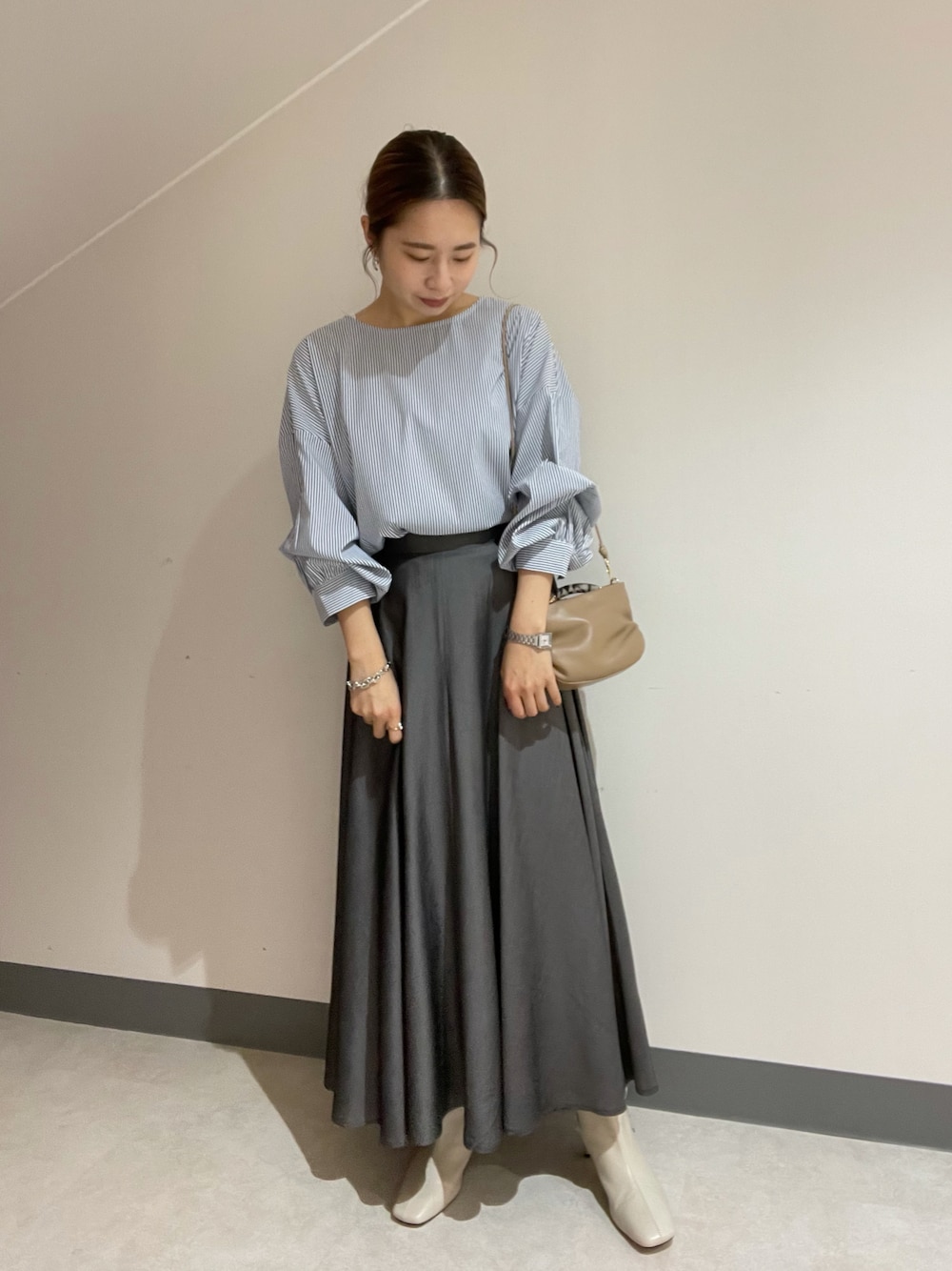 「大人カジュアル、春服、ミニバッグ、ショートブーツ、春コーデ、シャツスタイル、ストライプシャツ、おしゃれさんと繋がりたい」｜「YECCA VECCAの2wayストライプ柄ボリューム袖ブラウス　＊◆（シャツ/ブラウス、その他）」を使った、miku.さん（レディース・156cm）の冬コーディネートの1枚目の写真