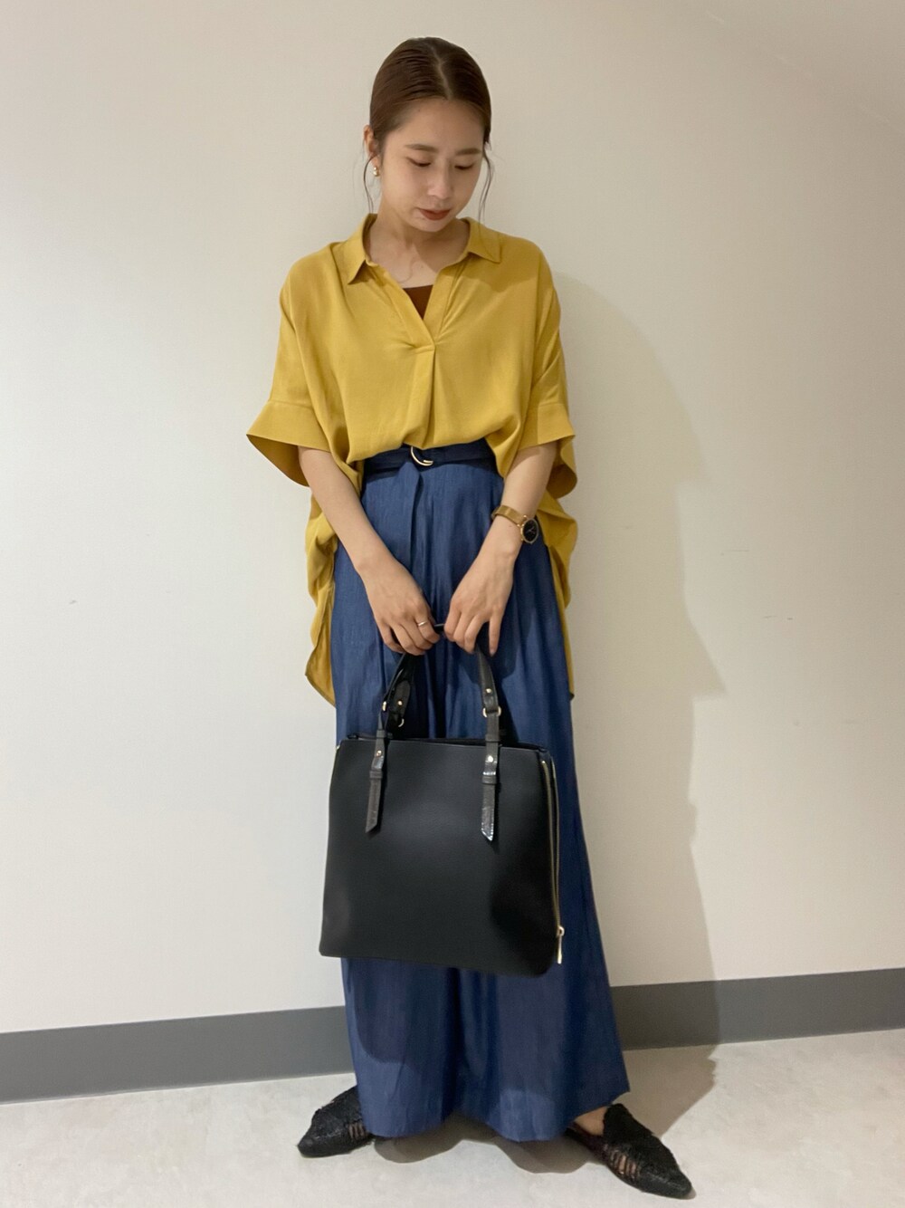 「大人カジュアル、休日スタイル、お洒落さんとつながりたい、初秋コーデ、ブラウス、ootd、オトナカジュアル、yecca vecca、シンプルコーデ」｜「YECCA VECCAの2way配色ZIPデザインバッグ＊＊（トートバッグ、ブラック系）」を使った、miku.さん（レディース・156cm）の夏コーディネートの1枚目の写真