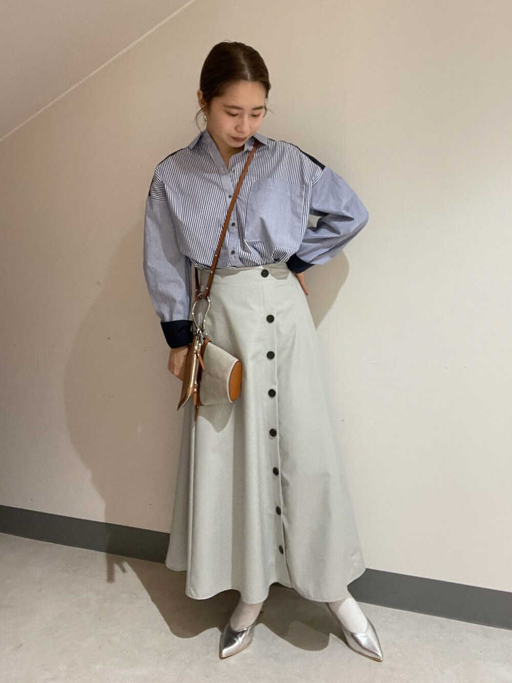 「オトナカジュアル、シンプル、春コーデ、オトナカワイイ、ootd、ブルー、おしゃれさんと繋がりたい」｜「YECCA VECCAのメタルラインパンプス（シューズ、シルバー系）」を使った、miku.さん（レディース・156cm）の春コーディネートの1枚目の写真