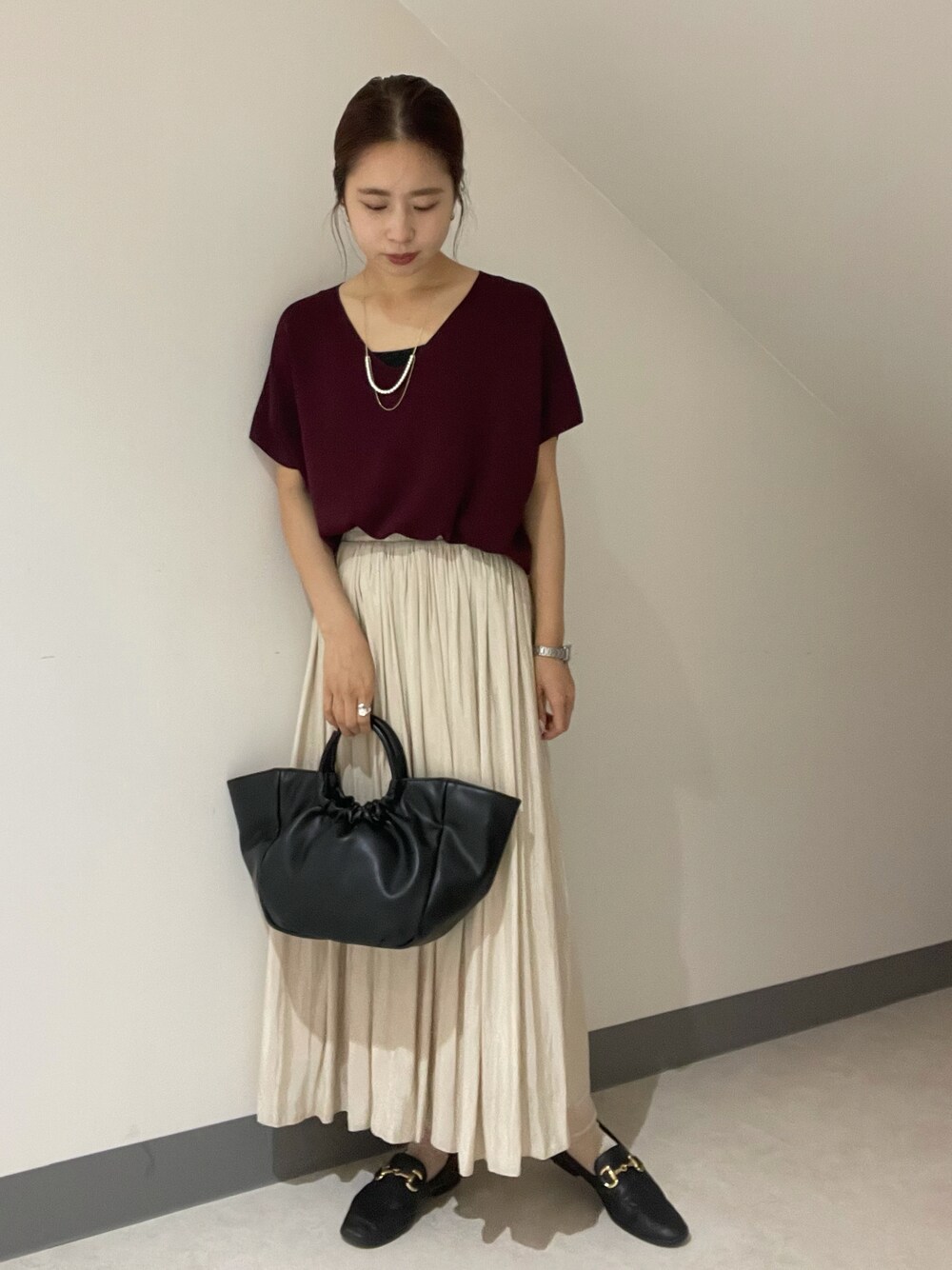 「秋コーデ、シンプルコーデ、秋服準備はじめました、秋トレンド2021、yecca vecca、大人カジュアル、デートスタイル（WOMEN）、お洒落さんとつながりたい、大人コーデ」｜「YECCA VECCAのP.Vネックドルマンニット（ニット/セーター、レッド系）」を使った、miku.さん（レディース・156cm）の夏コーディネートの1枚目の写真