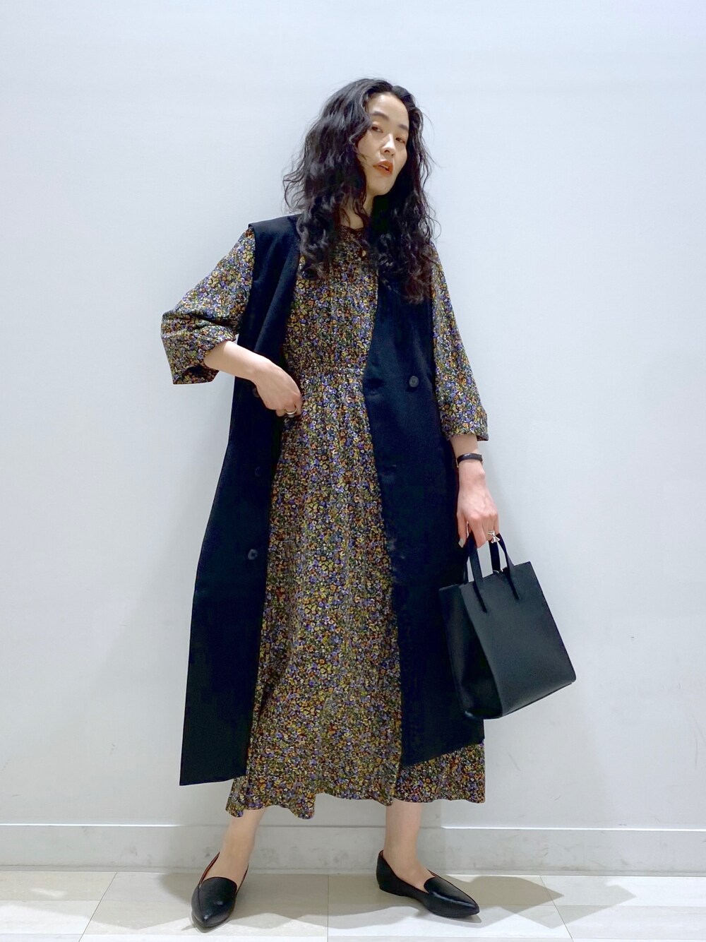 「スクエアバッグ、ポインテッドトゥ、春コーデ、春アウター、ワンピース、花柄ワンピース、シンプルコーデ、シンプル、プチプラ、レイヤードスタイル、ロングベスト、ジレ、ローファー、プチプラコーデ、Coming soon…」｜「GLOBAL WORKのダブルベルトショルダー/895964（ショルダーバッグ、ブラック系）」を使った、YUKARIさん（レディース・169cm）の春コーディネートの1枚目の写真