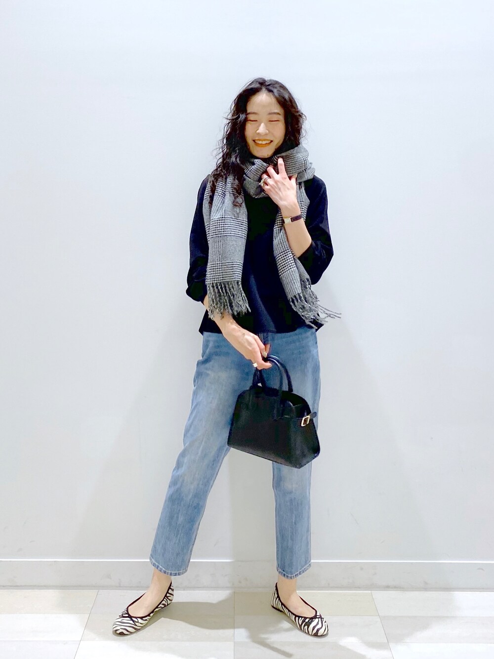 「だから秋服が好き、秋のコーデ、秋コーデ、ストール、ストールぐるぐる、チェック柄に恋してる、デニム、休日スタイル、プチプラ、バレエシューズ、オトナカジュアル、きれいめカジュアル、レイヤードスタイル、デニムパンツ」｜「GLOBAL WORKのデニムスリムテーパード/948006（デニムパンツ、ブルー系）」を使った、YUKARIさん（レディース・169cm）の秋コーディネートの1枚目の写真