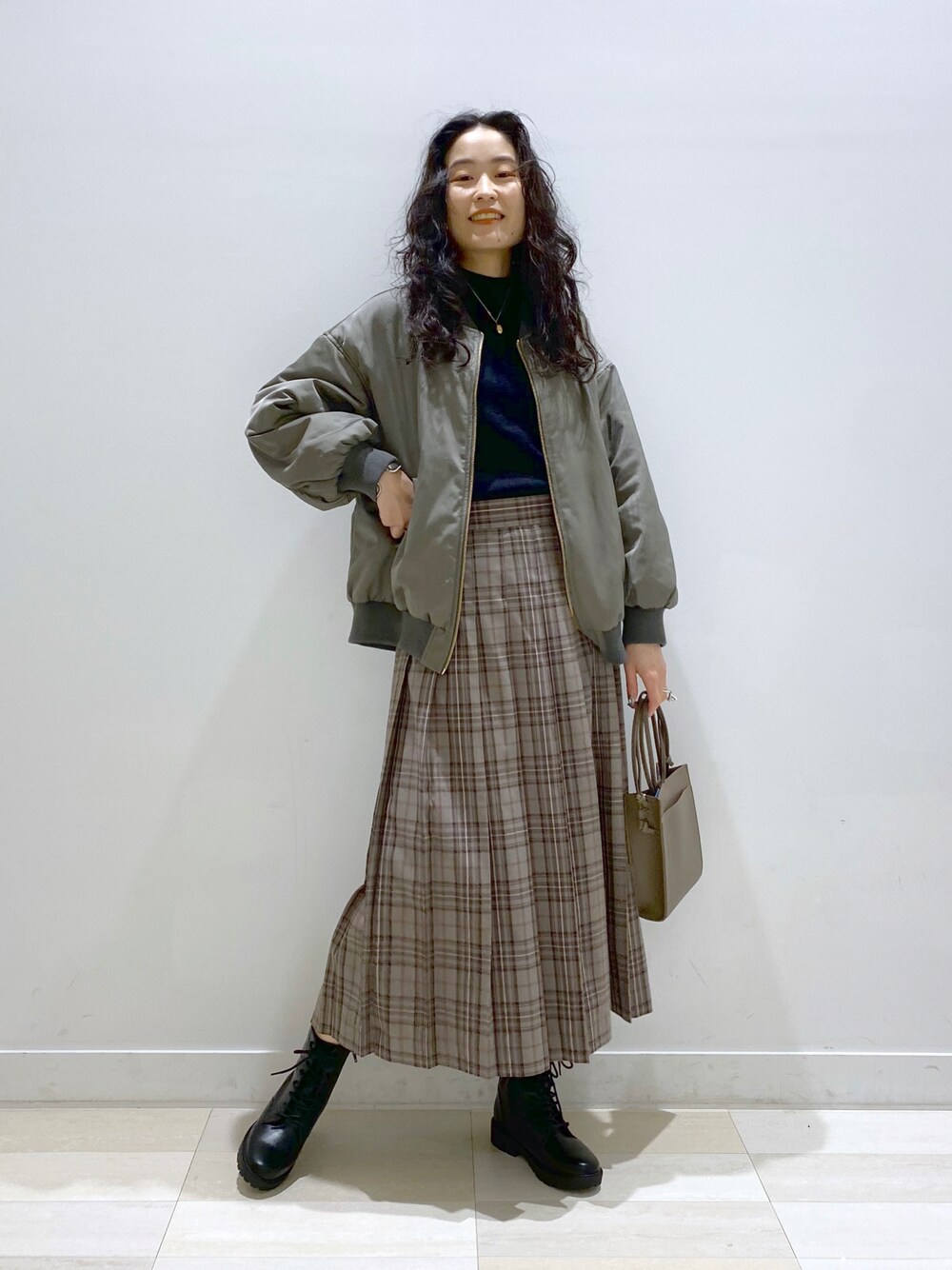 「冬コーデ、MA-1、レイヤードスタイル、ブーツ、チェック柄に恋してる、プリーツスカート、チェックスカート、スクエアバッグ、ミニバッグ、ショルダーバッグ、タートルネック、タートルネックニット、リブニット、シンプルコーデ、シンプルスタイル」｜「GLOBAL WORKのキルトチェックスカート/215897（スカート、ベージュ系）」を使った、YUKARIさん（レディース・169cm）の秋コーディネートの1枚目の写真