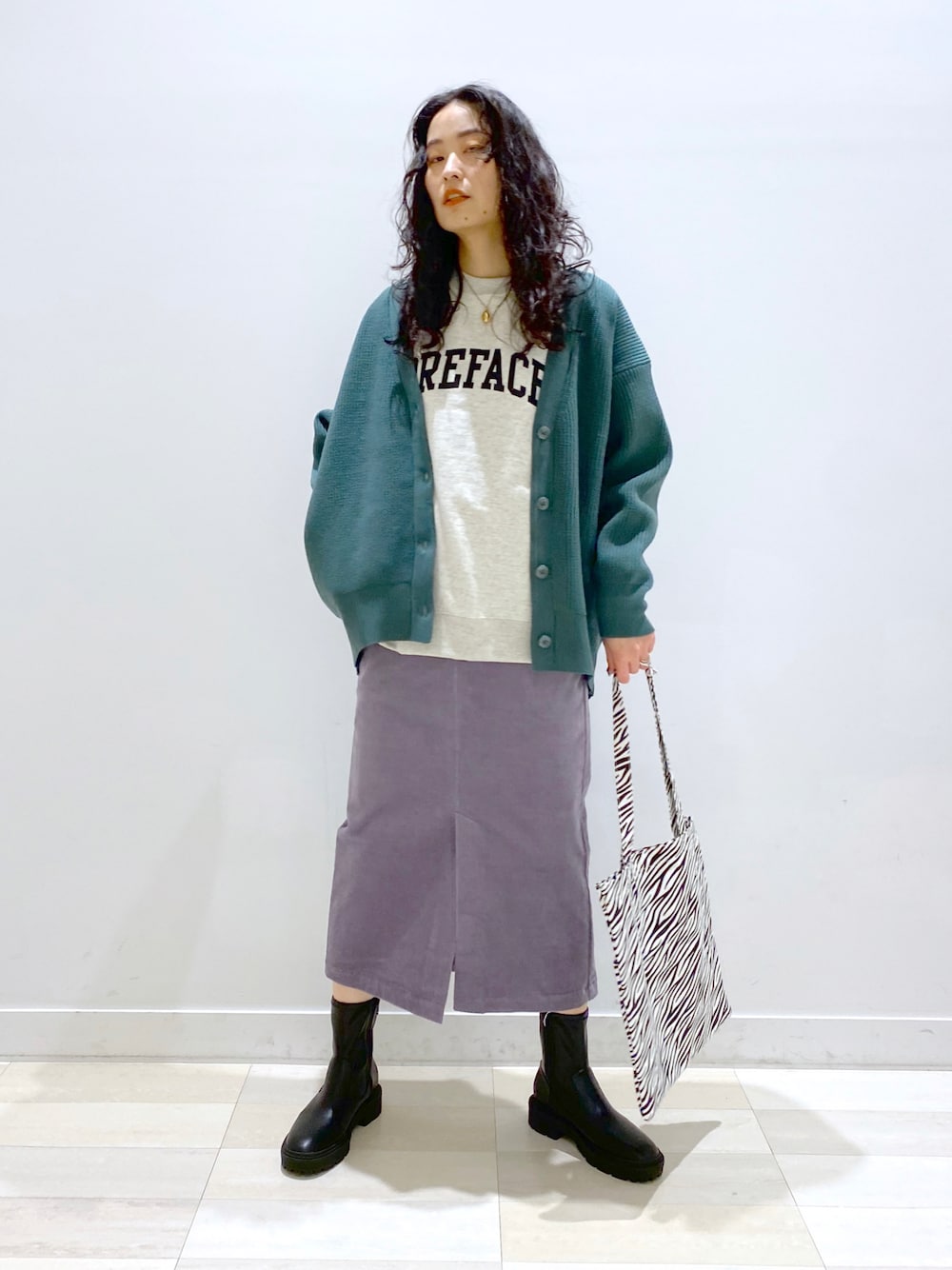 グリーン系のカーディガン/ボレロ、グレー系のTシャツ/カットソー、その他のトートバッグを着用したレディースの秋コーディネートの1枚目の写真