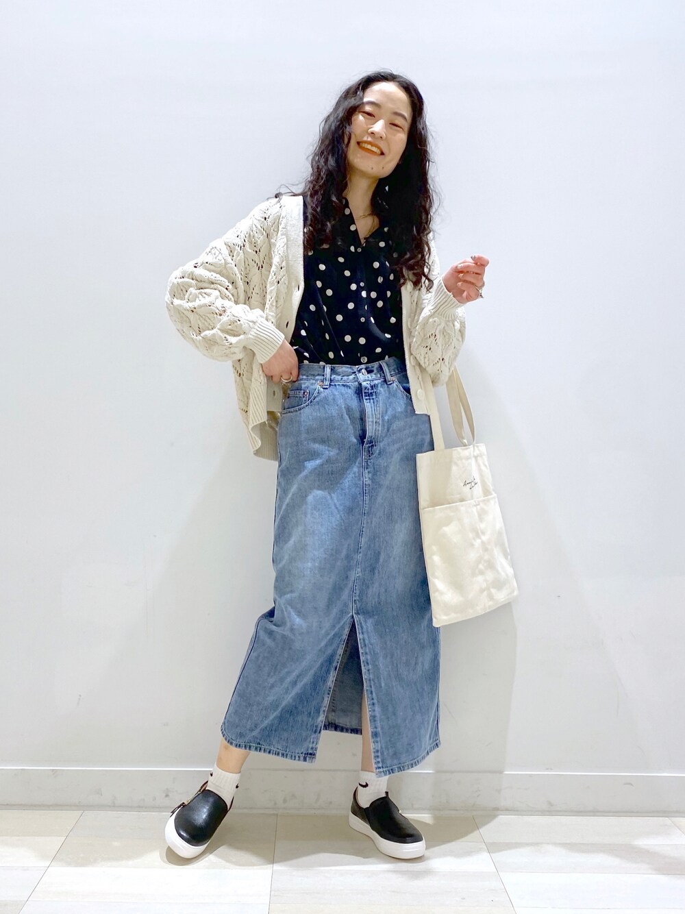 「レイヤードスタイル、袖ボリューム、タックイン、シンプル、シンプルコーデ、春コーデ、厚底シューズ、デニム、シャツスタイル、カーディガン、デニムスカート、プチプラ、きれいめカジュアル、休日スタイル、休日コーデ」｜「GLOBAL WORKのサラサラリラックスプリントブラウス/255784（シャツ/ブラウス、グレー系）」を使った、YUKARIさん（レディース・169cm）の冬コーディネートの1枚目の写真
