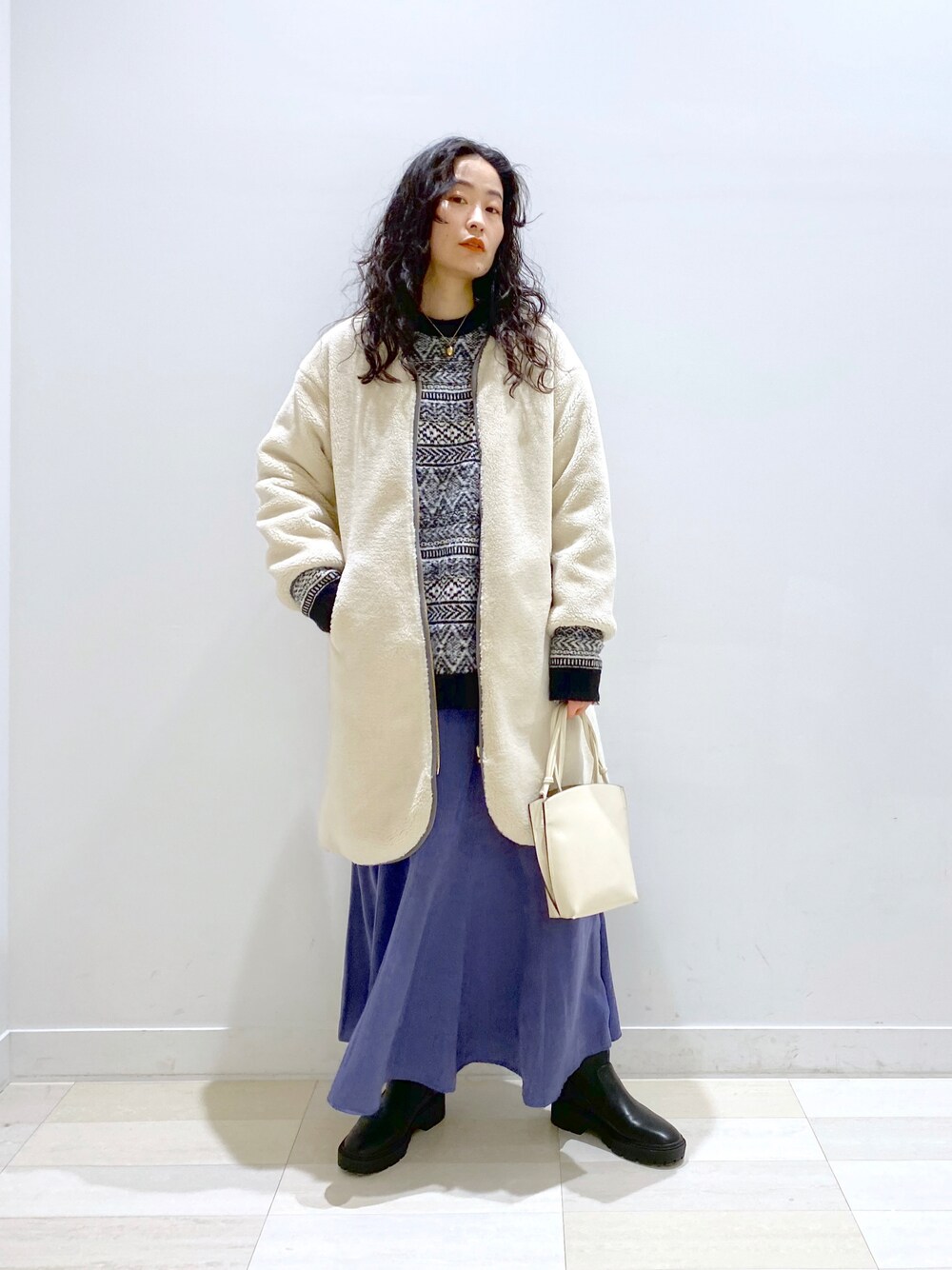 「休日コーデ、ビッグシルエット、ボアジャケット、ロングコート、レイヤードスタイル、ブーツ、厚底シューズ、厚底ブーツ、サテンスカート、マーメイドスカート、ジャガード柄、Coming soon…、休日スタイル、マイベストコーデ2021、シンプルコーデ」｜「GLOBAL WORKのフワフワHug meガラアミ/239924（ニット/セーター、グレー系）」を使った、YUKARIさん（レディース・169cm）の冬コーディネートの1枚目の写真