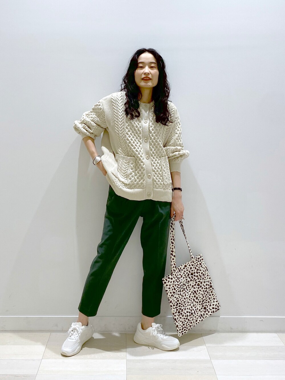 「だから秋服が好き、トートバッグ、レオパード、休日スタイル、カジュアルコーデ、テーパードパンツ、カラーパンツ、グリーン、ケーブルニット、ケーブルカーディガン、カーディガン、ニット、大人カジュアル、きれいめカジュアル、白スニーカー」｜「GLOBAL WORKのウツクシあったかテーパードパンツ/215854（スラックス、グリーン系）」を使った、YUKARIさん（レディース・169cm）の秋コーディネートの1枚目の写真