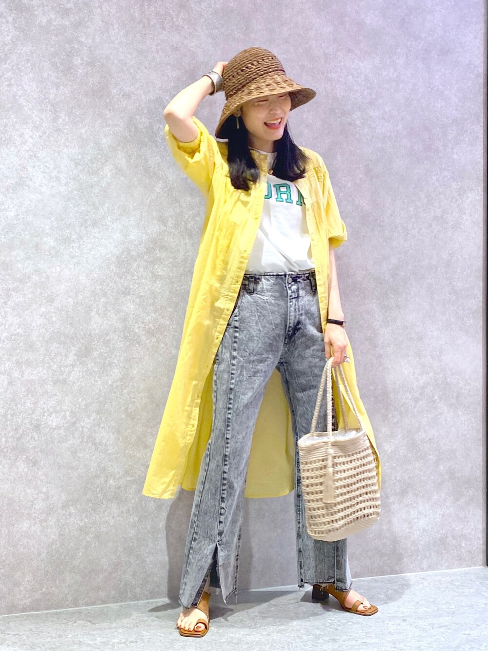 「初夏コーデ、ワンピース、シャツワンピ、イエロー、ハット、デニム、タックイン、休日スタイル、ビッグシルエット、サンダル、きれいめカジュアル、レイヤードスタイル、シンプル、シンプルコーデ」｜「LOWRYS FARMのザツザイＨＡＴ　926115（ハット、ベージュ系）」を使った、YUKARIさん（レディース・169cm）の春コーディネートの1枚目の写真