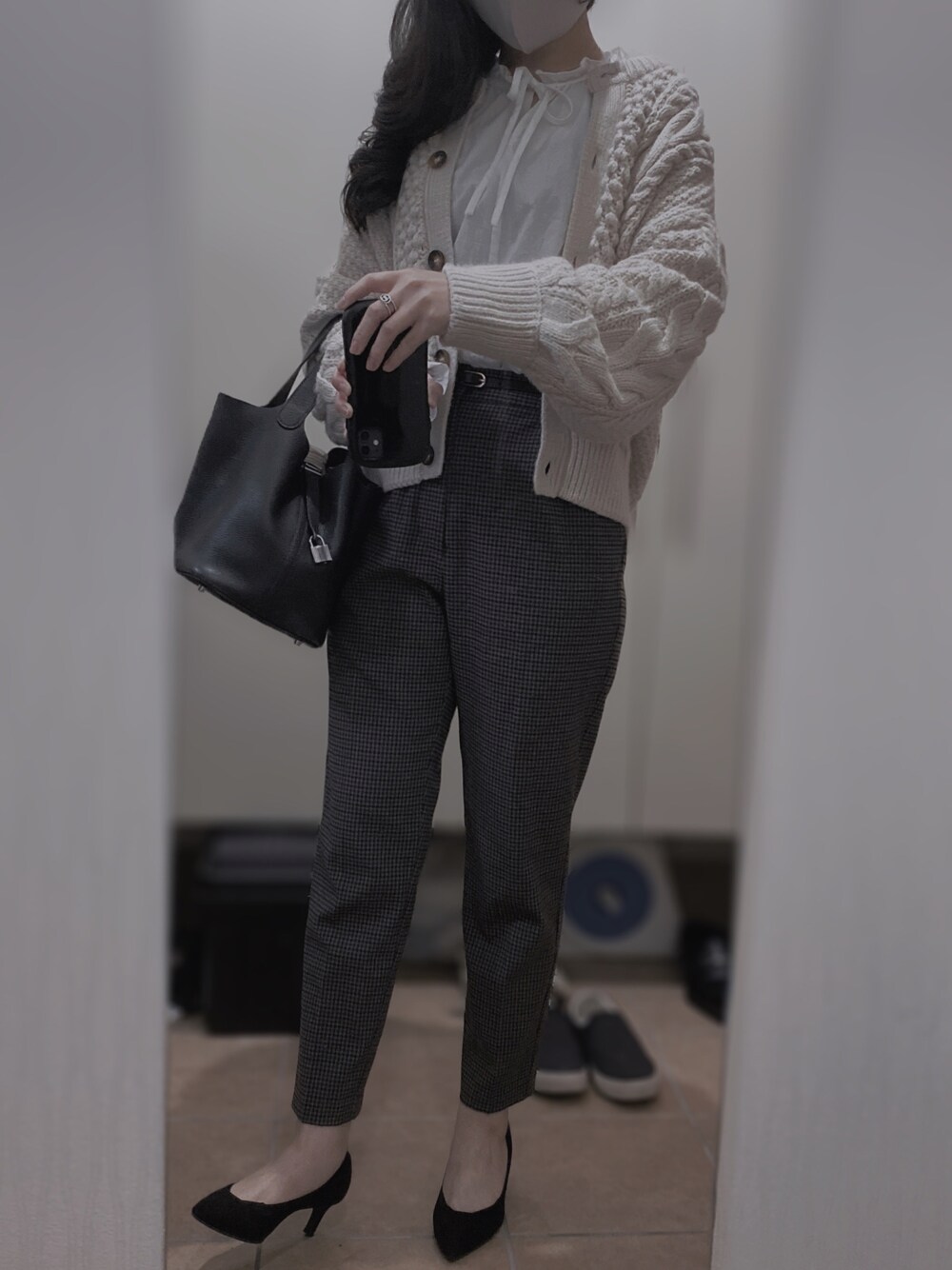 その他のパンツ、ホワイト系のシャツ/ブラウス、ベージュ系のカーディガン/ボレロを着用したレディースの秋コーディネートの1枚目の写真