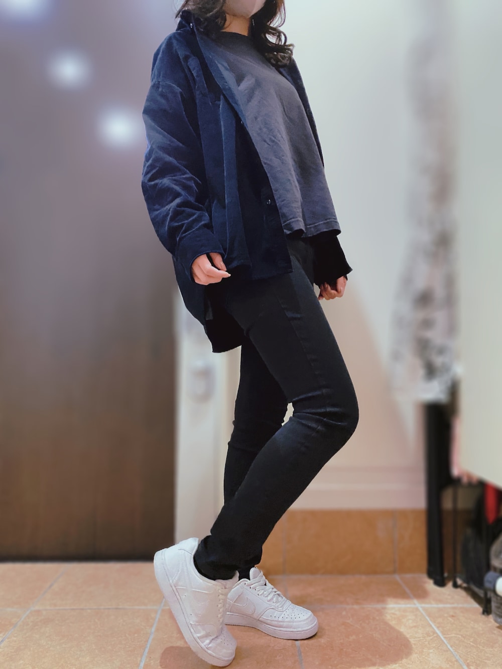「WEARハロウィン2022、秋コーデ、おしゃれさんと繋がりたい、UNIQLO、NIKE、白スニーカー、AMERICAN HOLIC、スキニーデニム、スニーカー、モノトーン、パンツスタイル、オトナカジュアル、コーデュロイ、骨格ウェーブ、プチプラコーデ」｜「NIKEのナイキ エア フォース 1 '07 ウィメンズシューズ / Nike Air Force 1 '07 Women's Shoes DD8959-100 White（スニーカー、ホワイト系）」を使った、ぽさん（レディース・163cm）の秋コーディネートの1枚目の写真