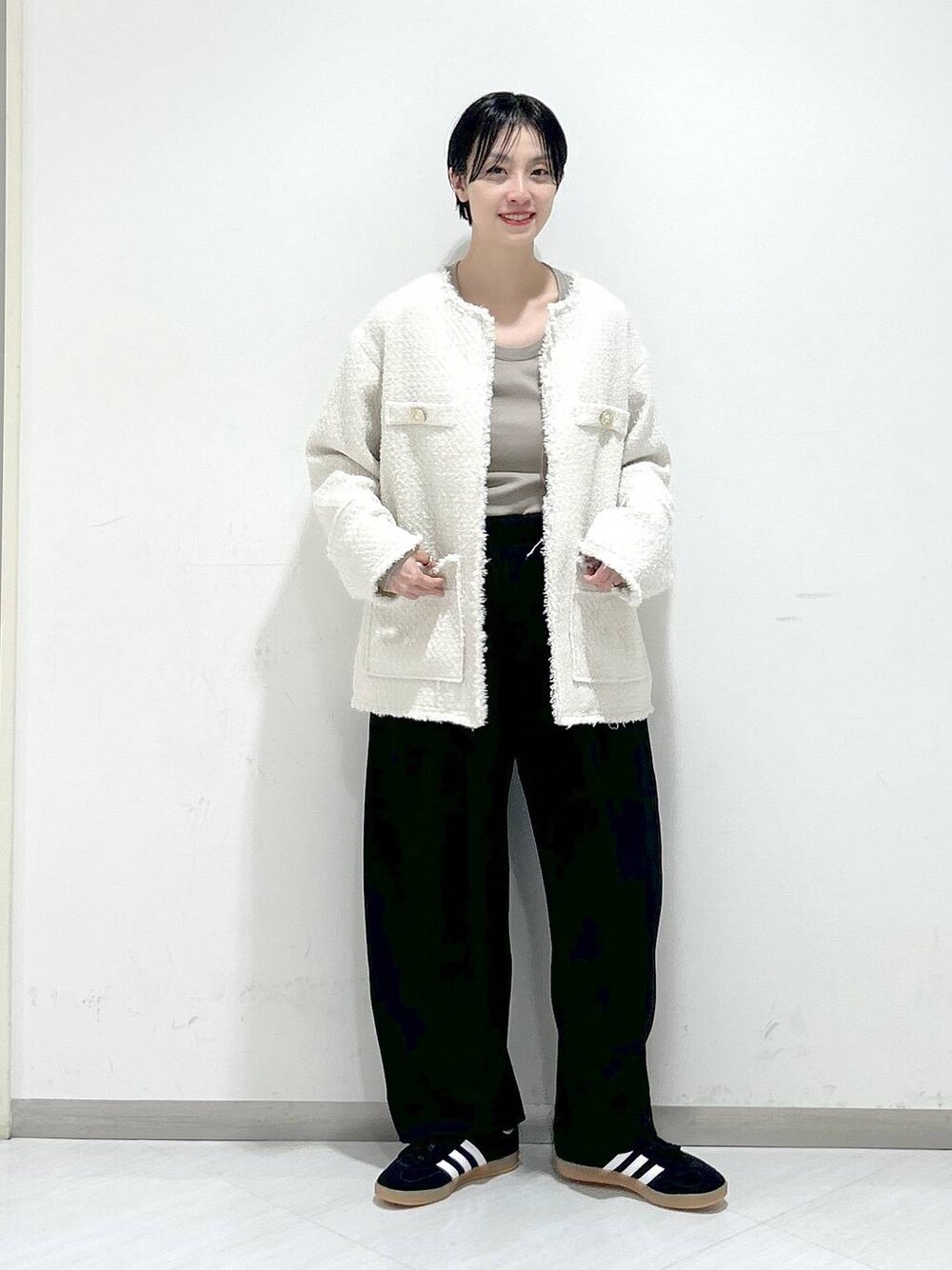 「apart by lowrys、オーバーサイズ、カジュアル、女子ウケ、SNAP_apart by lowrys、春コーデ、休日コーデ、楽ちんコーデ、デートコーデ、デニムパンツ、ロンT、ジャケット、スニーカー」｜「A part byのApbコクーンデニムパンツ（デニムパンツ、ブラック系）」を使った、sakiさん（レディース・162cm）の春コーディネートの1枚目の写真
