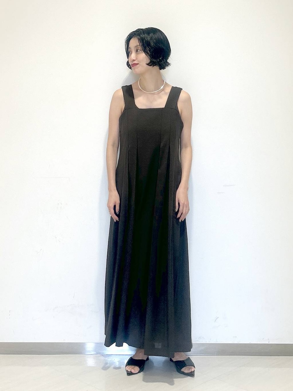 「カジュアル、ワンピース、ネックレス、サンダル、オーバーサイズ、女子ウケ、apart by lowrys、SNAP_apart by lowrys、夏コーデ、お仕事コーデ_apart by lowrys、デート/ロマンティック、楽ちんコーデ」｜「A part byのウェッジヒールミュ－ル（サンダル、ブラック系）」を使った、sakiさん（レディース・162cm）の夏コーディネートの1枚目の写真
