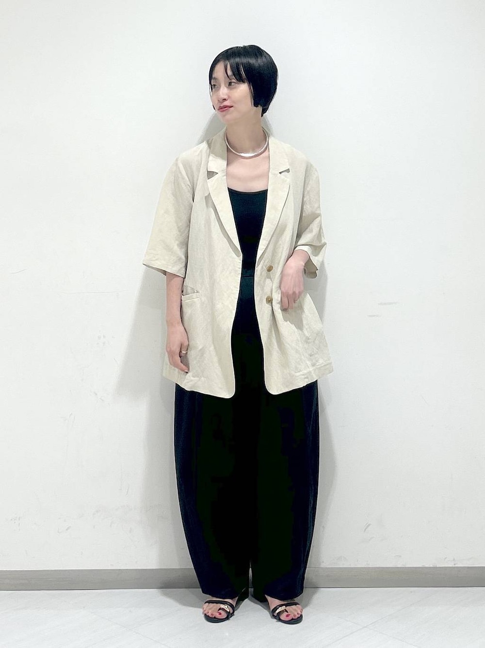 「カジュアル、女子ウケ、apart by lowrys、オーバーサイズ、RSVP、SNAP_apart by lowrys、夏コーデ、お仕事コーデ_apart by lowrys、楽ちんコーデ、パンツ、ジャケット、サンダル、ネックレス」｜「A part byのネックカフ（ネックレス、シルバー系）」を使った、sakiさん（レディース・162cm）の春コーディネートの1枚目の写真