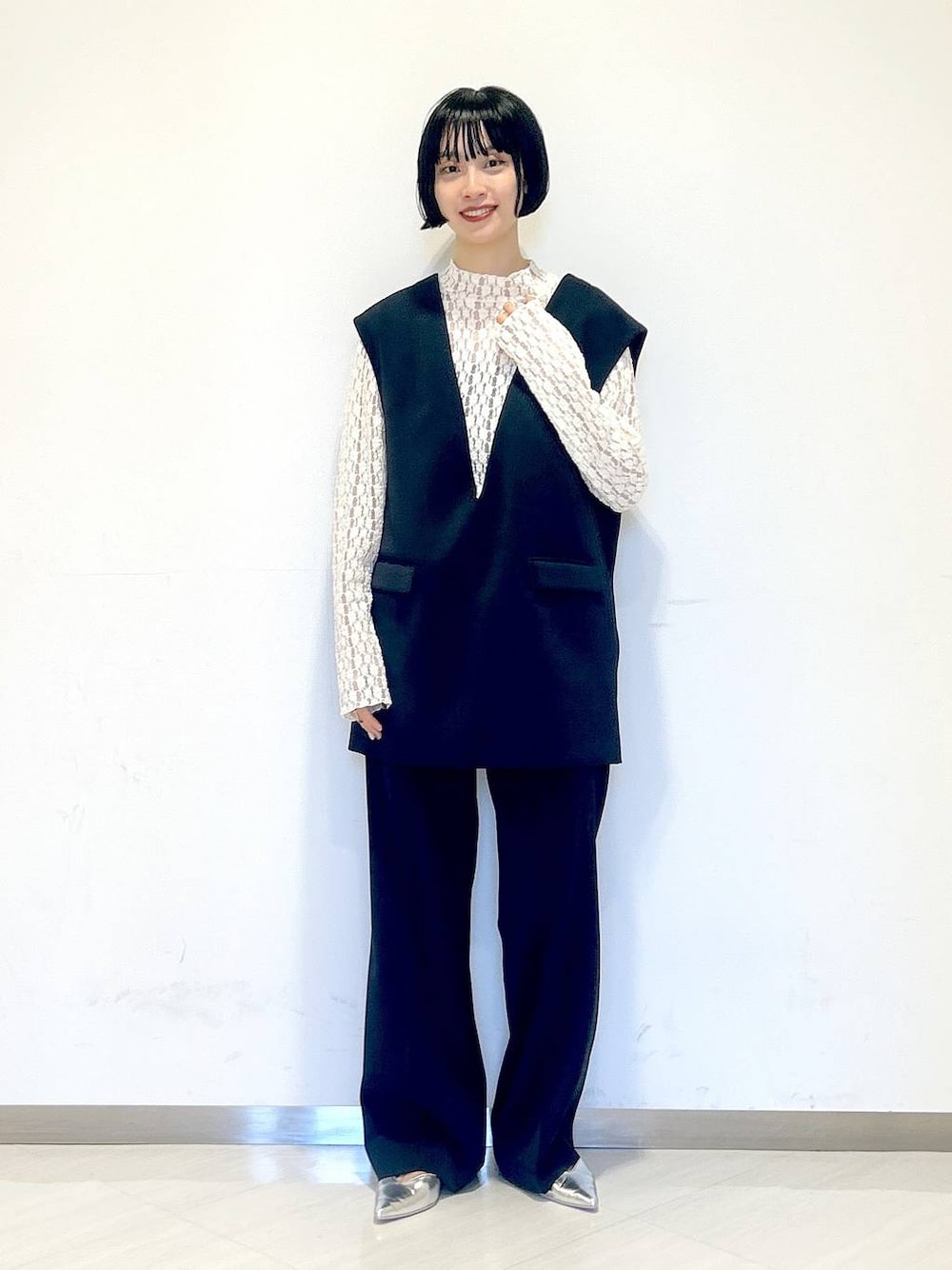 「ベスト、オーバーサイズ、女子ウケ、apart by lowrys、SNAP_apart by lowrys、春コーデ、お仕事コーデ_apart by lowrys、入学式・卒業式、セットアップ、スラックス、フラットシューズ」｜「A part byの【上下セット販売】ベスト＆フレアパンツセットアップ（パンツドレス、ブルー系）」を使った、sakiさん（レディース・162cm）の春コーディネートの1枚目の写真