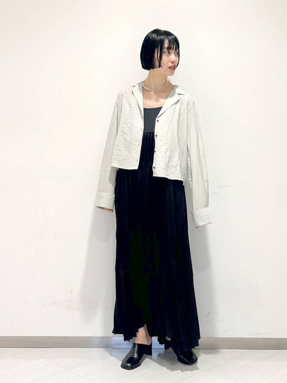 「オーバーサイズ、カジュアル、キャミワンピース、シャツ、ネックレス、サンダル、女子ウケ、apart by lowrys、SNAP_apart by lowrys、春コーデ、お仕事コーデ_apart by lowrys、デート/ロマンティック、楽ちんコーデ」｜「A part byのネックカフ（ネックレス、シルバー系）」を使った、sakiさん（レディース・162cm）の春コーディネートの1枚目の写真