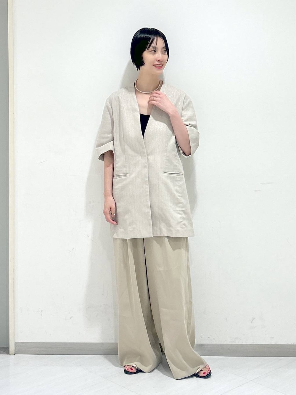 「オーバーサイズ、カジュアル、女子ウケ、apart by lowrys、SNAP_apart by lowrys、夏コーデ、お仕事コーデ_apart by lowrys、楽ちんコーデ、スラックス、ジャケット、ネックレス、サンダル」｜「A part byのネックカフ（ネックレス、シルバー系）」を使った、sakiさん（レディース・162cm）の夏コーディネートの1枚目の写真
