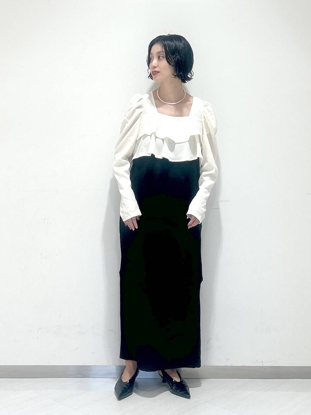 「お仕事コーデ_apart by lowrys、結婚式2次会、ワンピース、ネックレス、パンプス、オーバーサイズ、カジュアル、女子ウケ、apart by lowrys、SNAP_apart by lowrys、秋コーデ」｜「A part byのバックスリングシューズ（パンプス、ブラック系）」を使った、sakiさん（レディース・162cm）の秋コーディネートの1枚目の写真