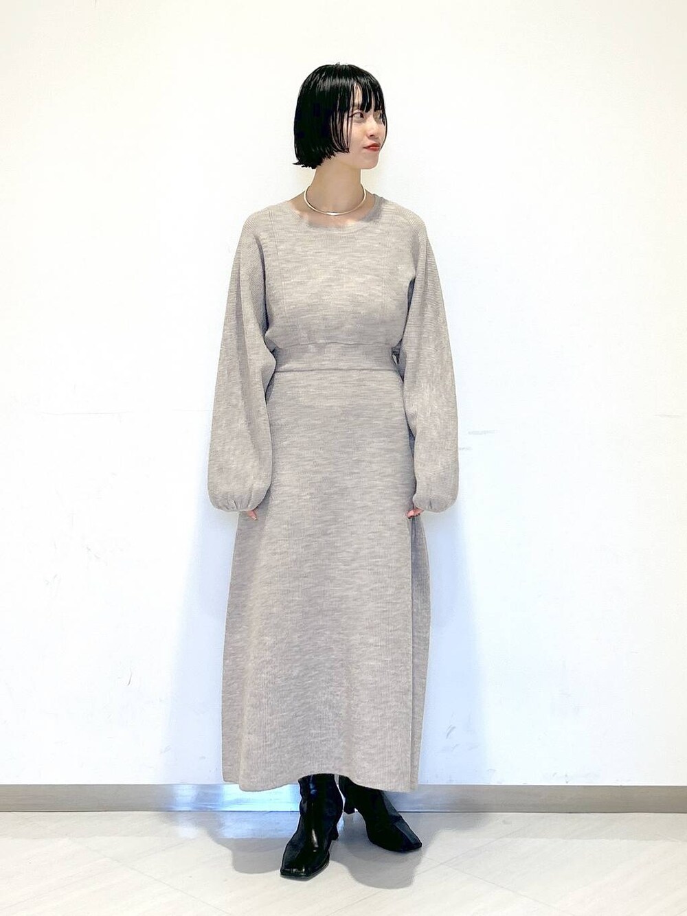 「ショートブーツ、SNAP_apart by lowrys、冬コーデ、お仕事コーデ_apart by lowrys、デート/ロマンティック、楽ちんコーデ、ワンピース、ネックレス、オーバーサイズ、カジュアル、女子ウケ、apart by lowrys」｜「A part byのネックカフ（ネックレス、シルバー系）」を使った、sakiさん（レディース・162cm）の冬コーディネートの1枚目の写真