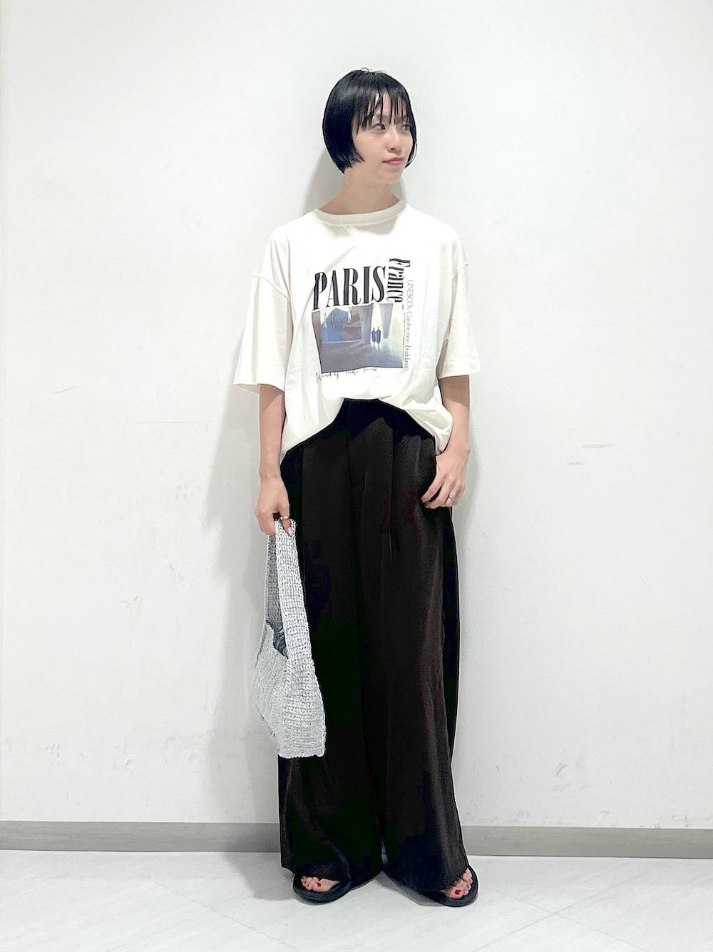 「オーバーサイズ、カジュアル、女子ウケ、apart by lowrys、SNAP_apart by lowrys、夏コーデ、楽ちんコーデ、休日コーデ、スラックス、Tシャツ、バッグ」｜「A part byのメタリックニットバッグ（ハンドバッグ、シルバー系）」を使った、sakiさん（レディース・162cm）の夏コーディネートの1枚目の写真