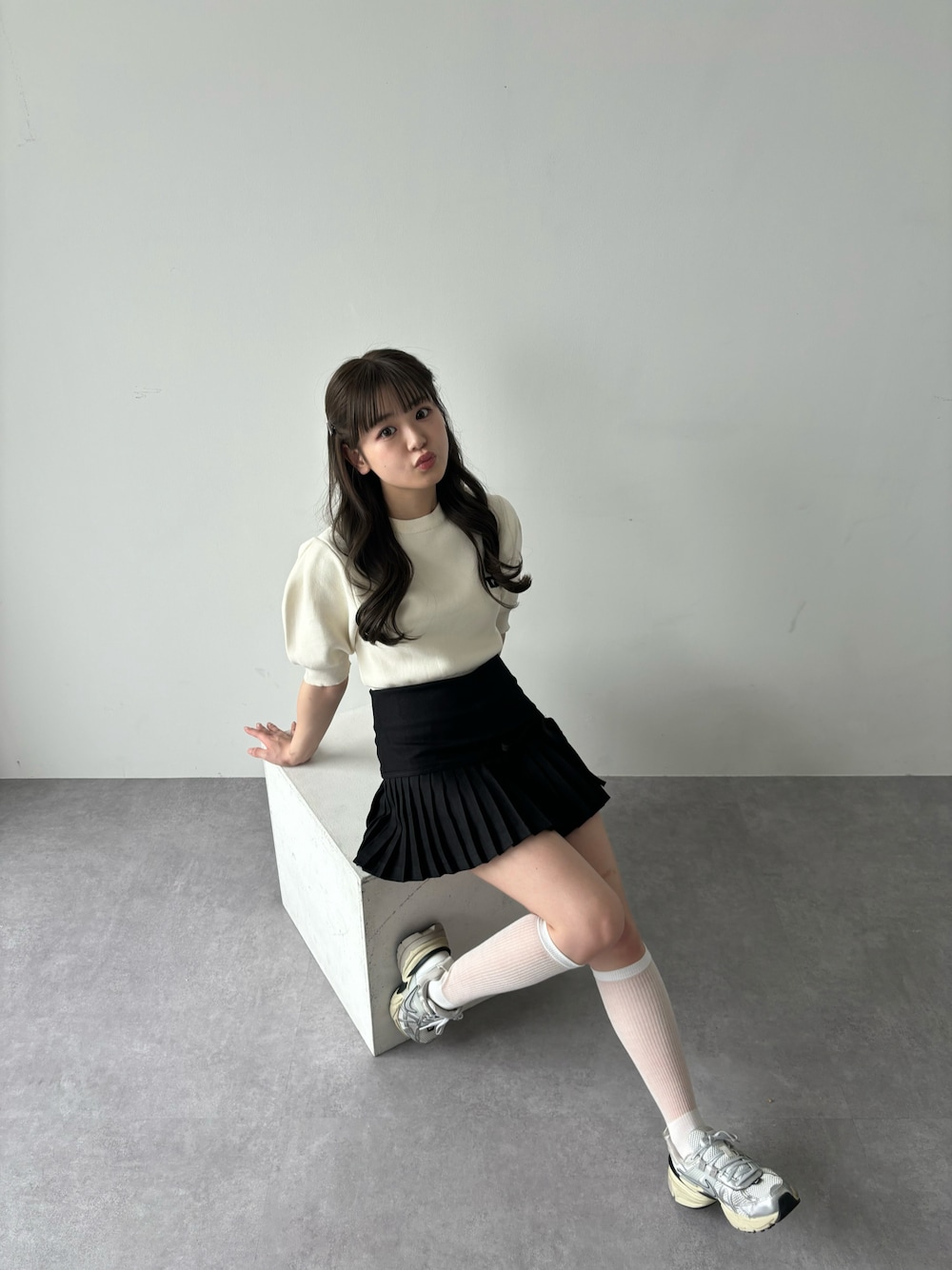 「夏コーデ、カジュアルガーリー、スニーカーコーデ、スニーカー、プチプラ、今日のコーデ、プリーツスカート、低身長コーデ、ブラック、ガーリーコーデ」｜「EMODAのコンパクトパフニット（ニット/セーター、ホワイト系）」を使った、まりめろ(中村真凜)さん（レディース・150cm）の夏コーディネートの1枚目の写真