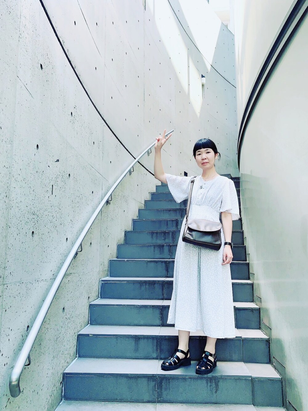 シルバー系のワンピースを着用したレディースの夏コーディネートの1枚目の写真