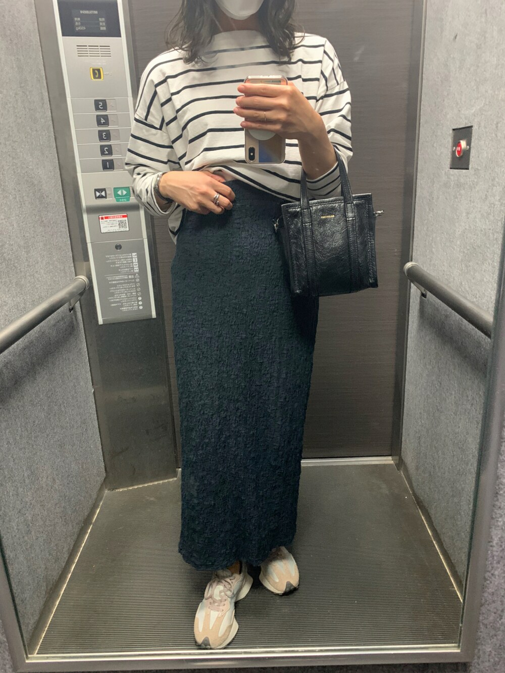 【カジュアル×フェミニン】BALENCIAGA ハンドバッグ 大人コーデ 春の新作！【バレンシアガ】の名品バッグで40代カジュアルが