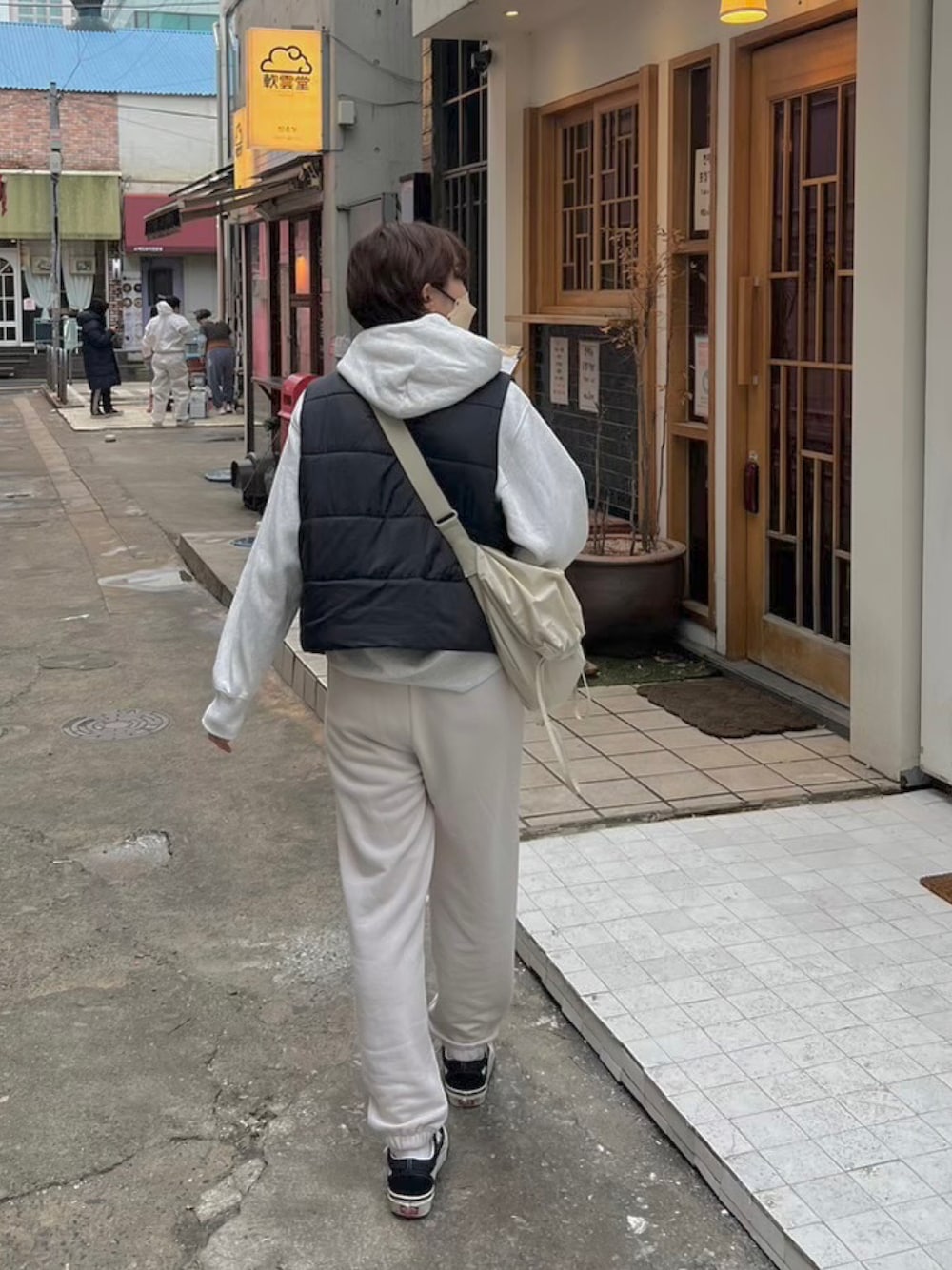 ホワイト系のパーカー、ブラック系のジャケット/アウター、ホワイト系のスウェットパンツを着用したレディースの夏コーディネートの1枚目の写真