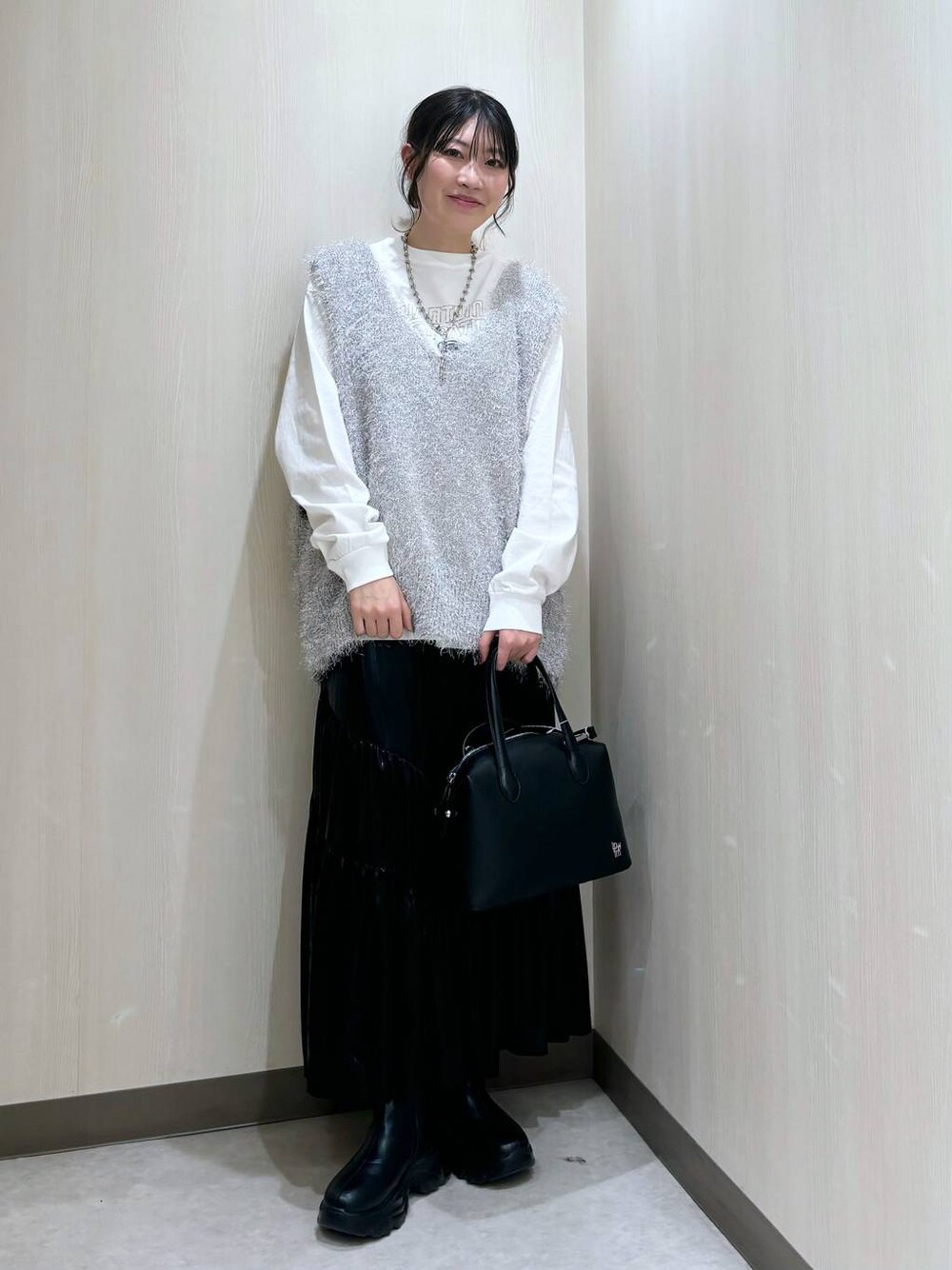 「カジュアル、差し色コーデ、個性派、ローリーズスタイル_LOWRYS FARM、LOWRYS FARM、大人女子カジュアル_LOWRYS FARM、ベスト、スカート、Tシャツ」｜「LOWRYS FARMのストレッチスニーカーブーツ　133385（ブーツ、ブラック系）」を使った、おかゆ❤︎彡さん（レディース・158cm）の冬コーディネートの1枚目の写真