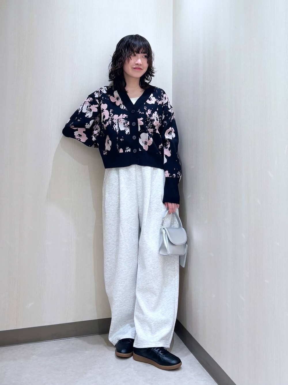 「カジュアル、差し色コーデ、個性派、ローリーズスタイル_LOWRYS FARM、大人女子カジュアル_LOWRYS FARM、骨格ナチュラル、LOWRYS FARM、カーディガン、春コーデ」｜「LOWRYS FARMの２ＳＥＴショルダーＢＡＧ 284413（ショルダーバッグ、シルバー系）」を使った、おかゆ❤︎彡さん（レディース・158cm）の春コーディネートの1枚目の写真
