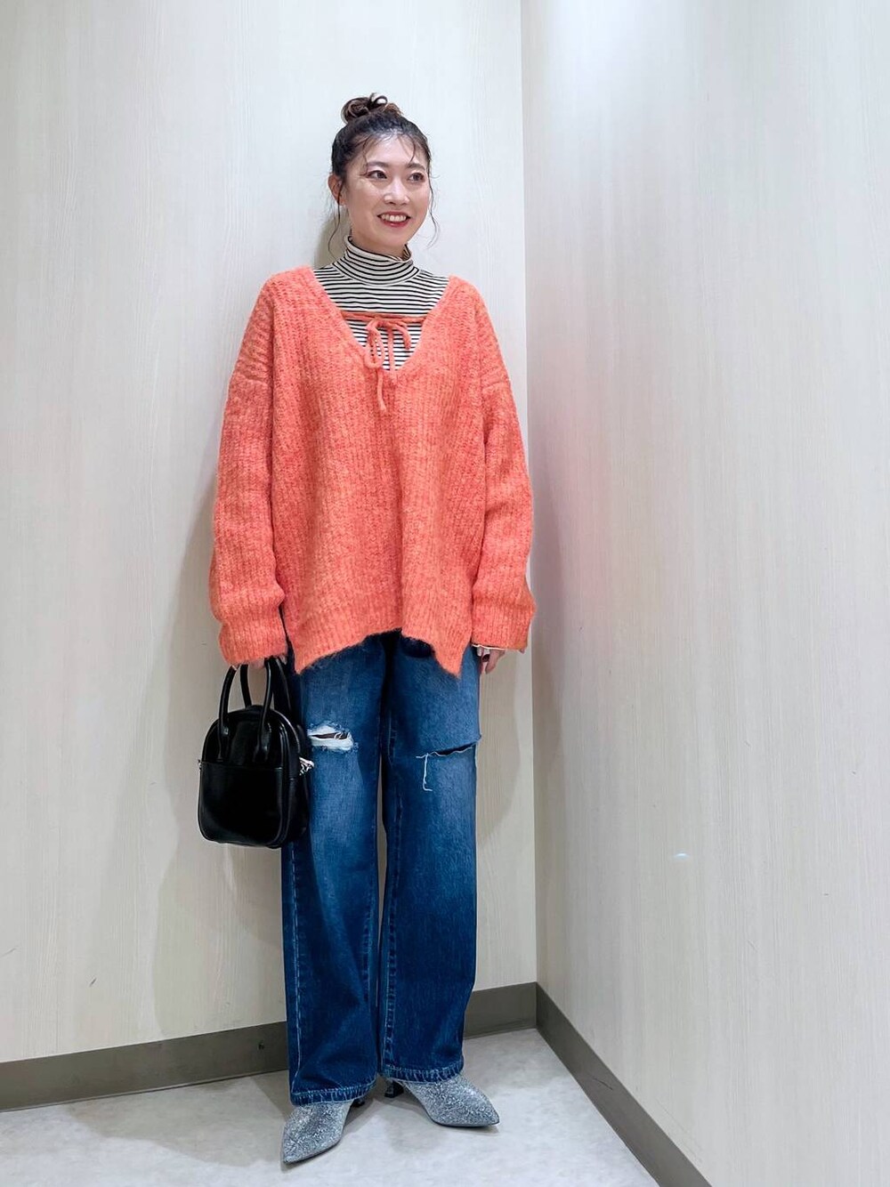 「カジュアル、差し色コーデ、個性派、ローリーズスタイル_LOWRYS FARM、LOWRYS FARM、大人女子カジュアル_LOWRYS FARM、デニムパンツ、ニット、ブーツ」｜「LOWRYS FARMのボーダータートル　167936（Tシャツ/カットソー、ホワイト系）」を使った、おかゆ❤︎彡さん（レディース・158cm）の秋コーディネートの1枚目の写真