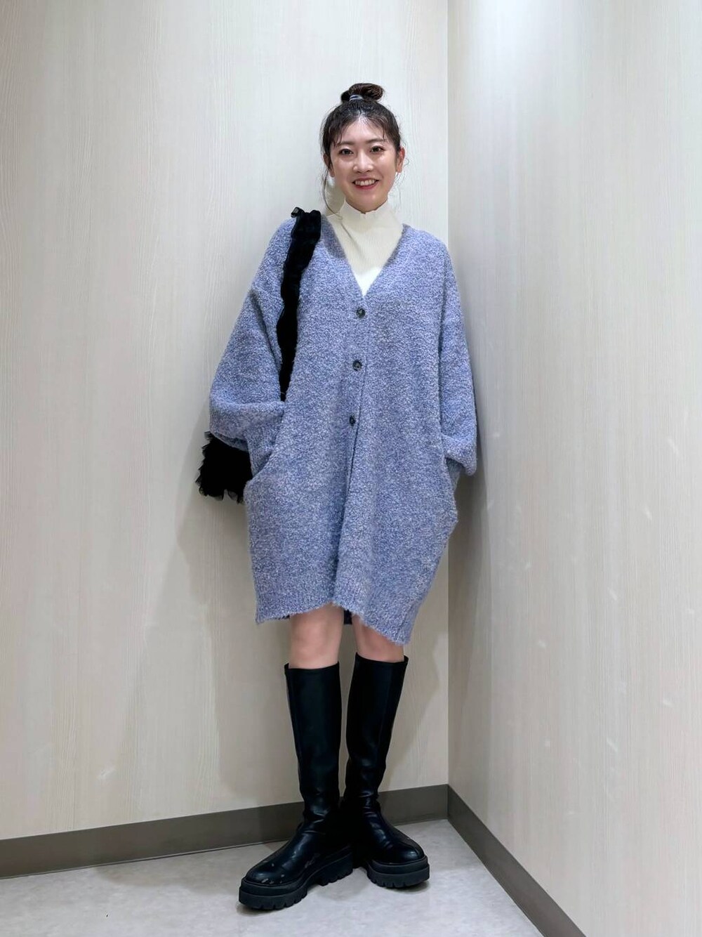 「カジュアル、差し色コーデ、個性派、ローリーズスタイル_LOWRYS FARM、LOWRYS FARM、大人女子カジュアル_LOWRYS FARM、ワンピース、ニット、ブーツ、ショートパンツ」｜「LOWRYS FARMのストレッチロングブーツ　163867（ブーツ、ブラック系）」を使った、おかゆ❤︎彡さん（レディース・158cm）の冬コーディネートの1枚目の写真