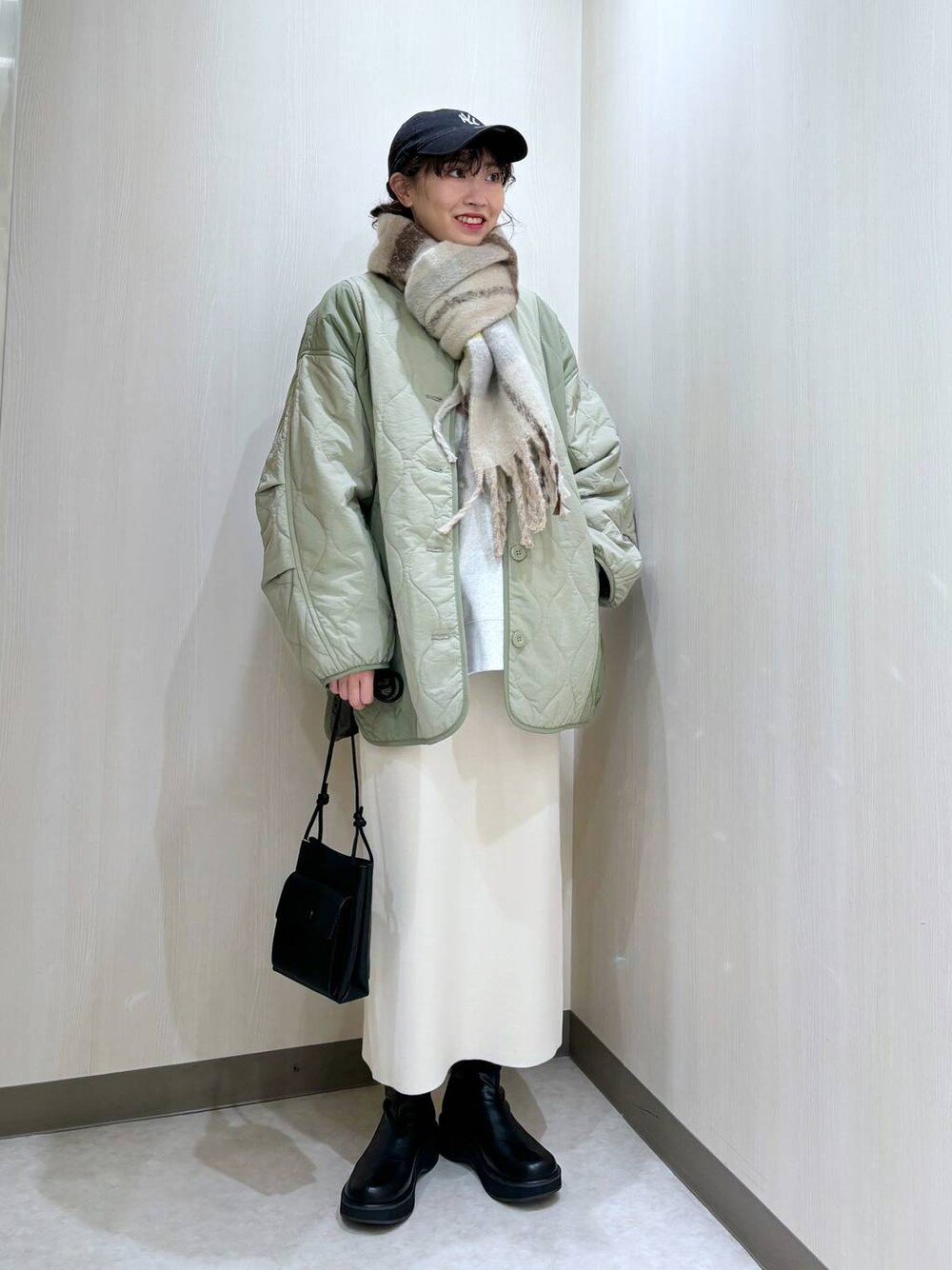 「カジュアル、差し色コーデ、個性派、ローリーズスタイル_LOWRYS FARM、LOWRYS FARM、大人女子カジュアル_LOWRYS FARM、冬コーデ、ストール、マフラー、スウェット、スカート、ブーツ、アウター、キャップ、スポーティ」｜「LOWRYS FARMの２ポケミニショルダーＢＡＧ　171119（ショルダーバッグ、ブラック系）」を使った、おかゆ❤︎彡さん（レディース・158cm）の秋コーディネートの1枚目の写真