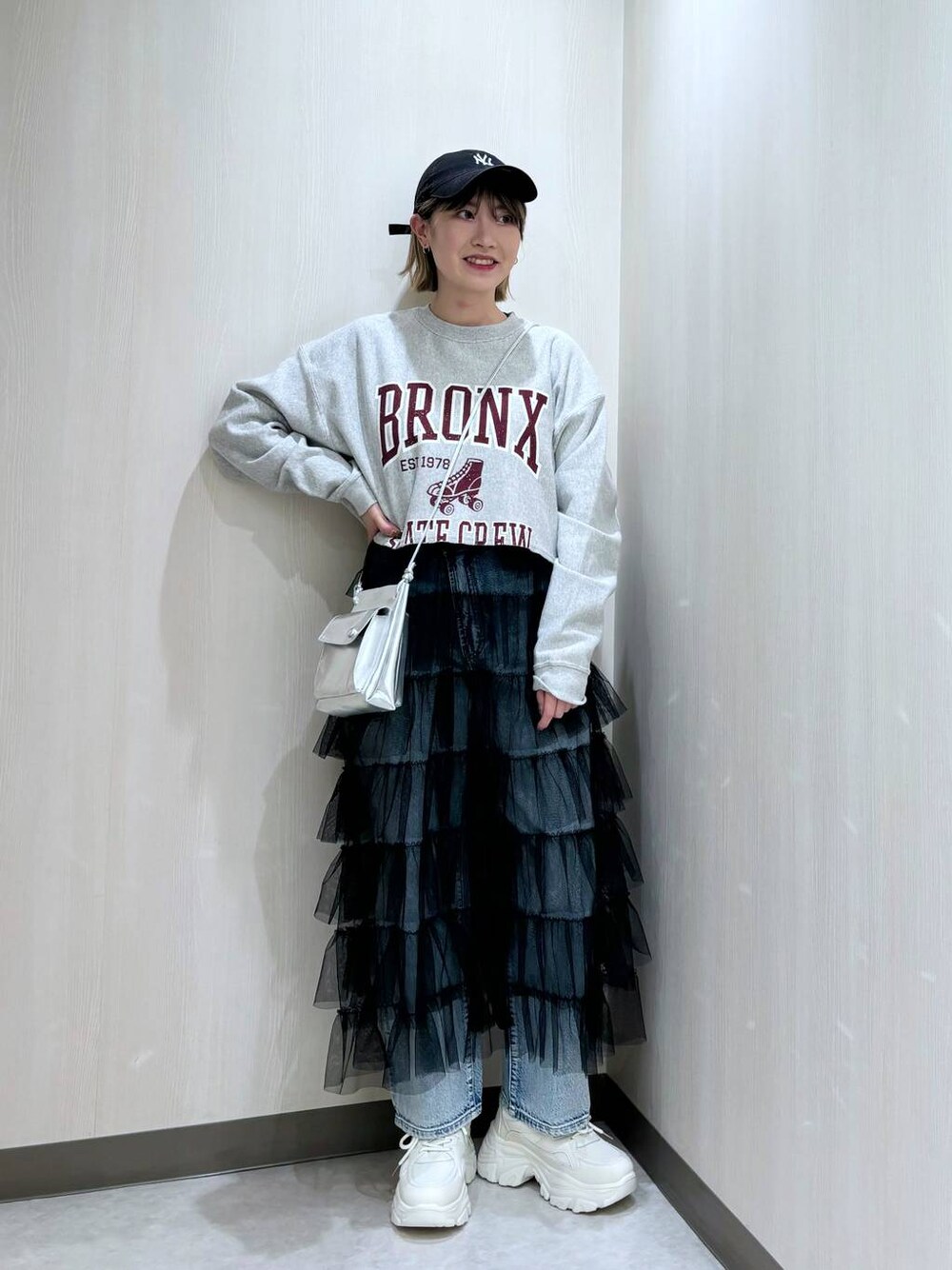 「カジュアル、差し色コーデ、個性派、ローリーズスタイル_LOWRYS FARM、LOWRYS FARM、大人女子カジュアル_LOWRYS FARM、デニムパンツ、スニーカー、キャップ」｜「LOWRYS FARMの２ポケミニショルダーＢＡＧ　171119（ショルダーバッグ、シルバー系）」を使った、おかゆ❤︎彡さん（レディース・158cm）の冬コーディネートの1枚目の写真
