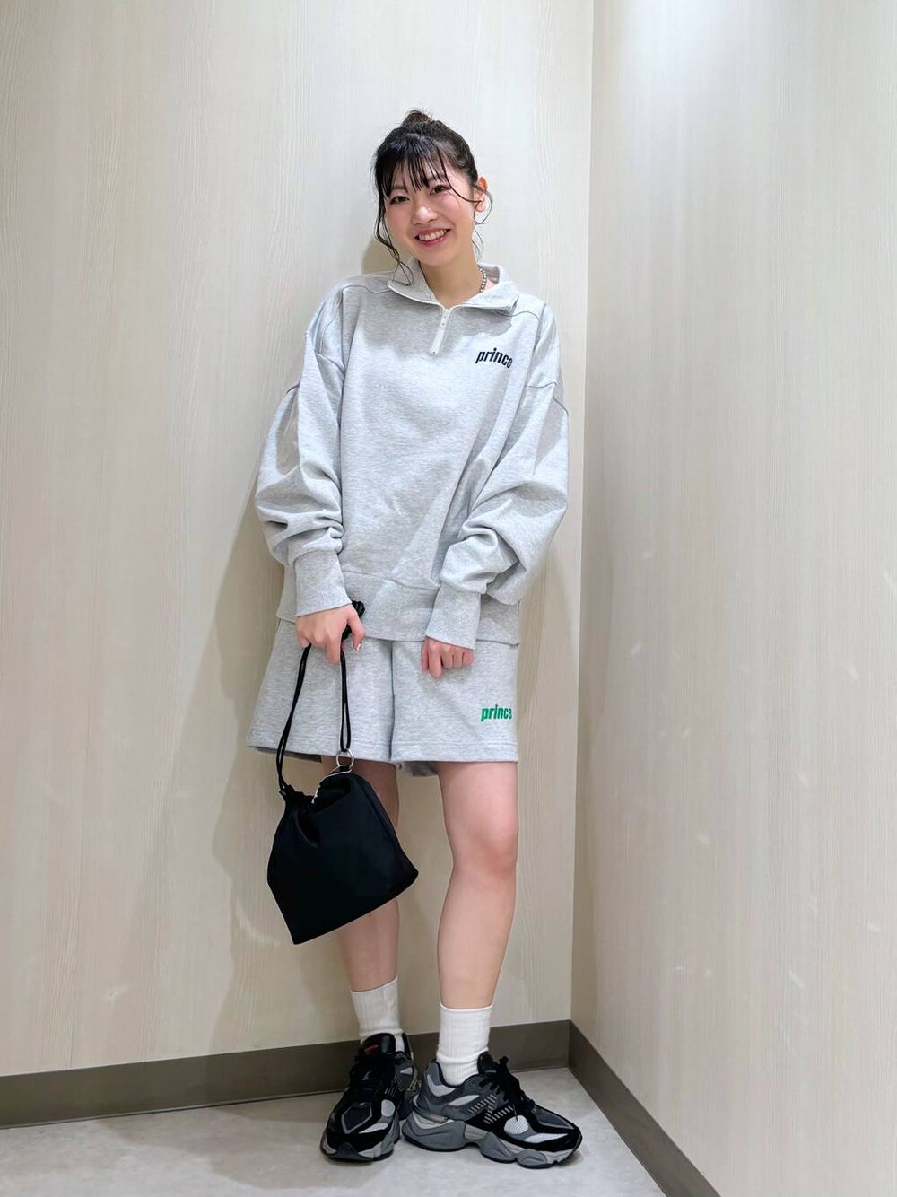 「カジュアル、差し色コーデ、個性派、ローリーズスタイル_LOWRYS FARM、大人女子カジュアル_LOWRYS FARM、骨格ナチュラル、LOWRYS FARM、スポーツミックス、セットアップ」｜「LOWRYS FARMのＬＦリングツキキンチャクショルダー 288115（ショルダーバッグ、ブラック系）」を使った、おかゆ❤︎彡さん（レディース・158cm）の冬コーディネートの1枚目の写真