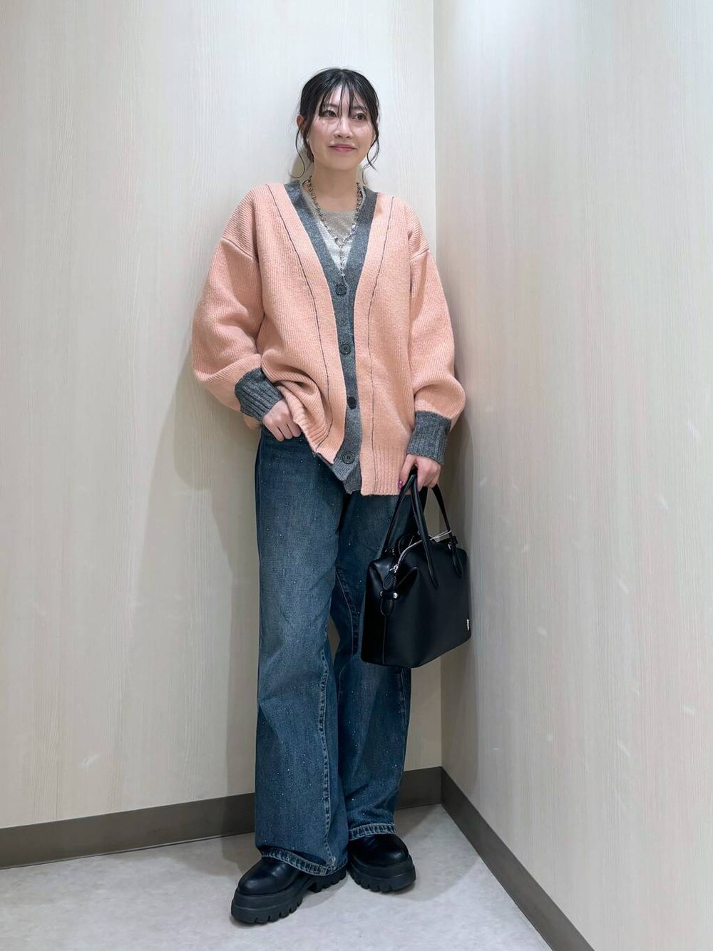 「カジュアル、差し色コーデ、個性派、ローリーズスタイル_LOWRYS FARM、LOWRYS FARM、大人女子カジュアル_LOWRYS FARM、カーディガン、デニムパンツ」｜「LOWRYS FARMのビジューデニムパンツ　115247（デニムパンツ、ブルー系）」を使った、おかゆ❤︎彡さん（レディース・158cm）の冬コーディネートの1枚目の写真