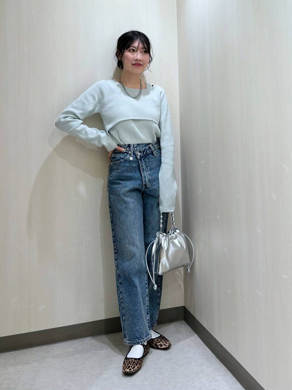 「カジュアル、差し色コーデ、個性派、ローリーズスタイル_LOWRYS FARM、大人女子カジュアル_LOWRYS FARM、骨格ナチュラル、LOWRYS FARM、春コーデ」｜「LOWRYS FARMのＣＯＮＥ／アシメデニムパンツ 252606（デニムパンツ、ブルー系）」を使った、おかゆ❤︎彡さん（レディース・158cm）の冬コーディネートの1枚目の写真