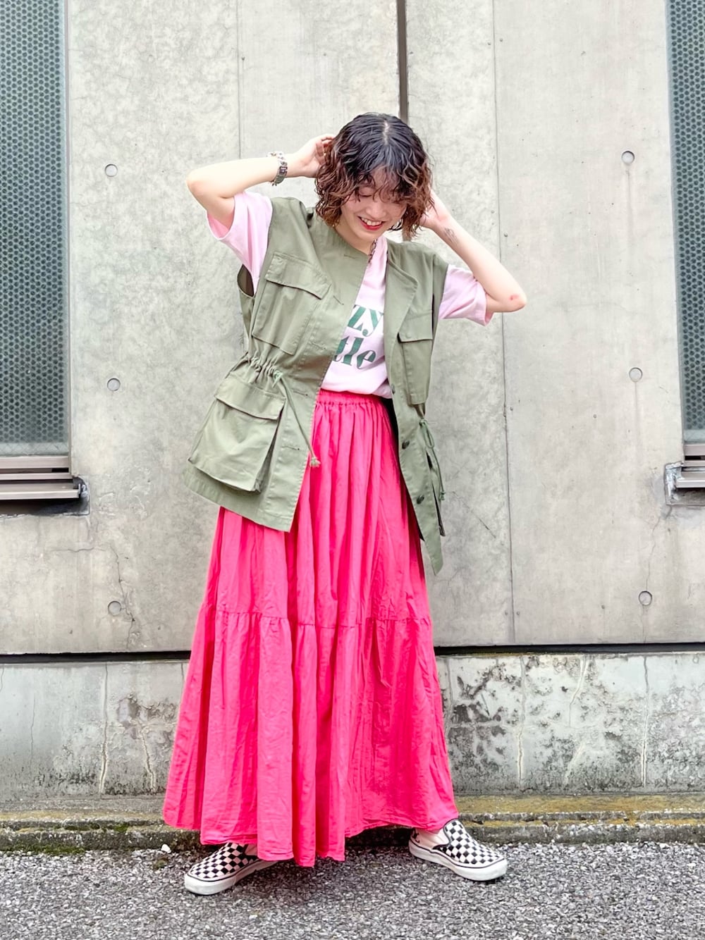 「夏だ！Tシャツ着よう！、ロゴT、ミリタリーベスト、ミリタリーコーデ、ピンクコーデ、フレアスカート、カラーコーデ、ベスト、オトナカジュアル、オトナ女子」｜「LOWRYS FARMのカコウカレッジプリントＴシャツ　352412（Tシャツ/カットソー、ピンク系）」を使った、おかゆ❤︎彡さん（レディース・158cm）の夏コーディネートの1枚目の写真
